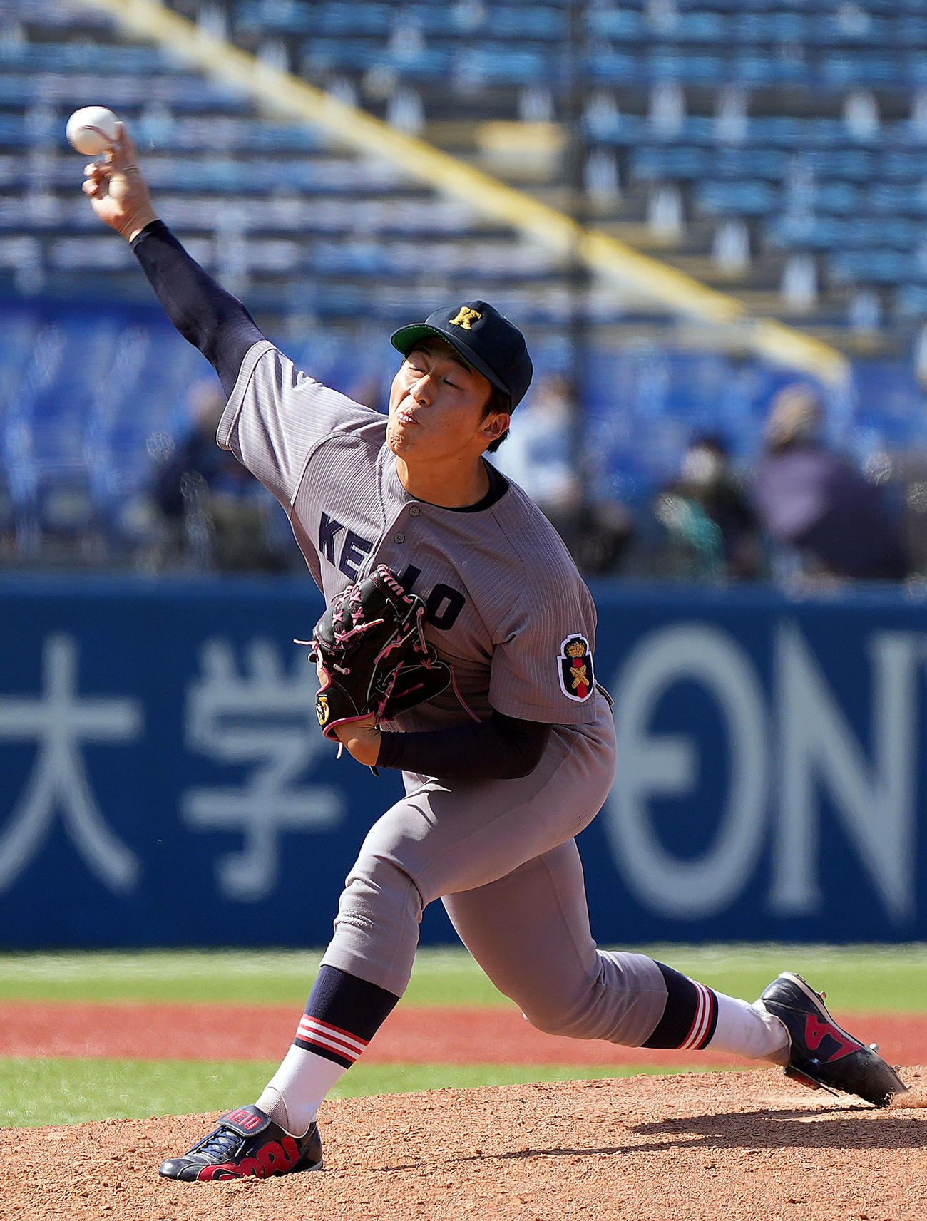 明大対慶大　6回表途中から登板する慶大・浮橋（撮影・狩俣裕三）