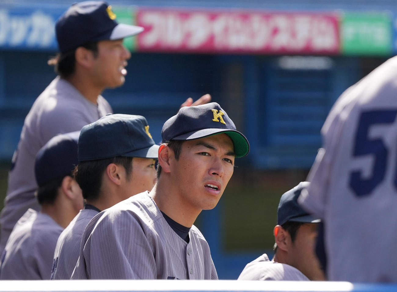 明大対慶大　6回表、ベンチでチームメートを見つめる慶大・清原（撮影・狩俣裕三）