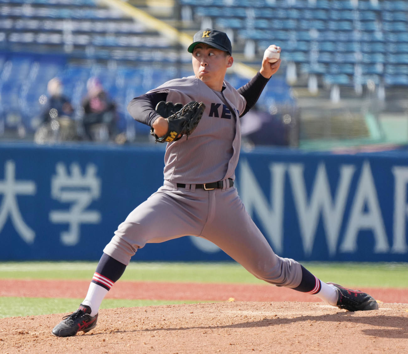 明大対慶大　8回表途中から登板する慶大・森下（撮影・狩俣裕三）