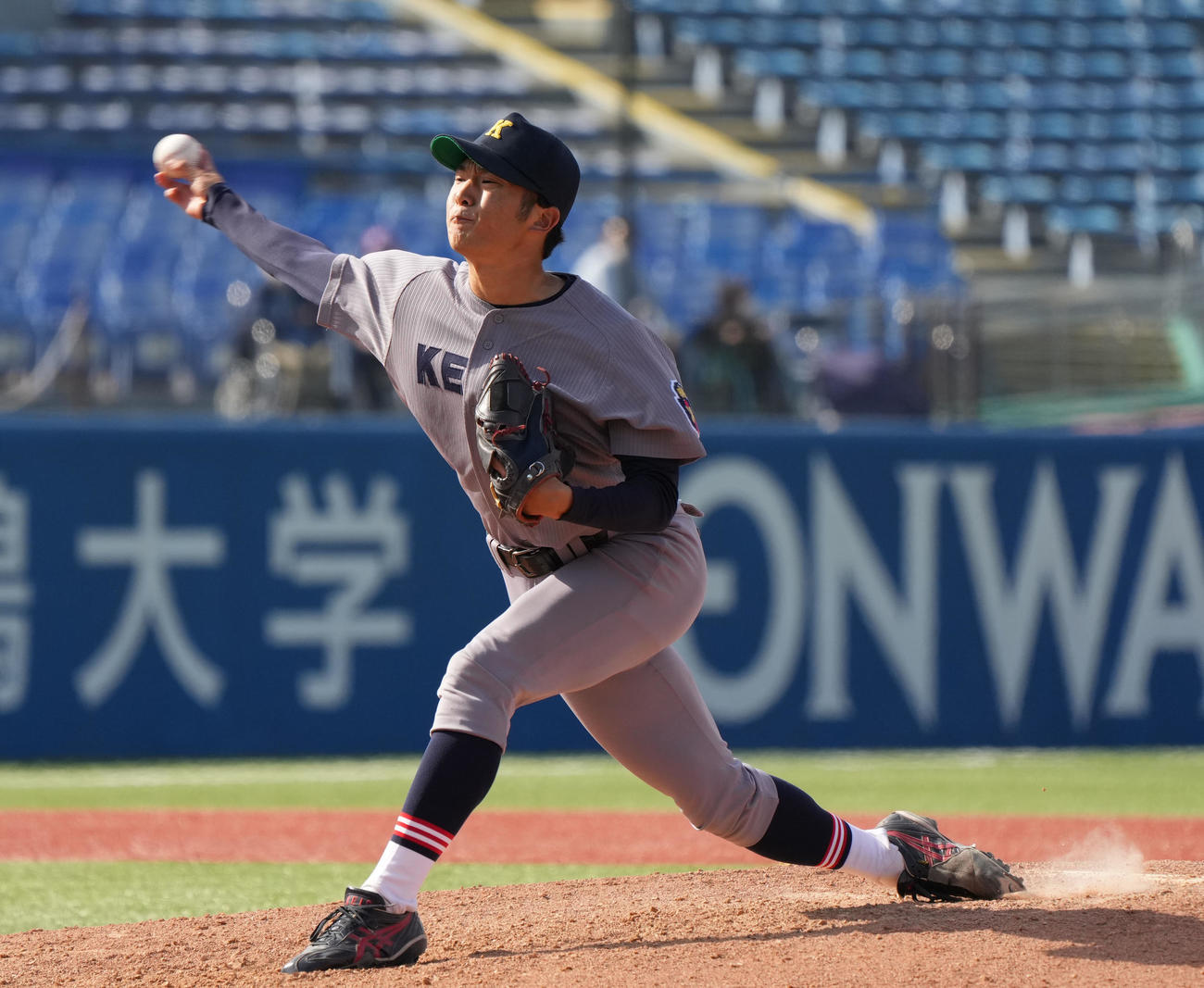 明大対慶大　9回表から登板する慶大・小川（撮影・狩俣裕三）