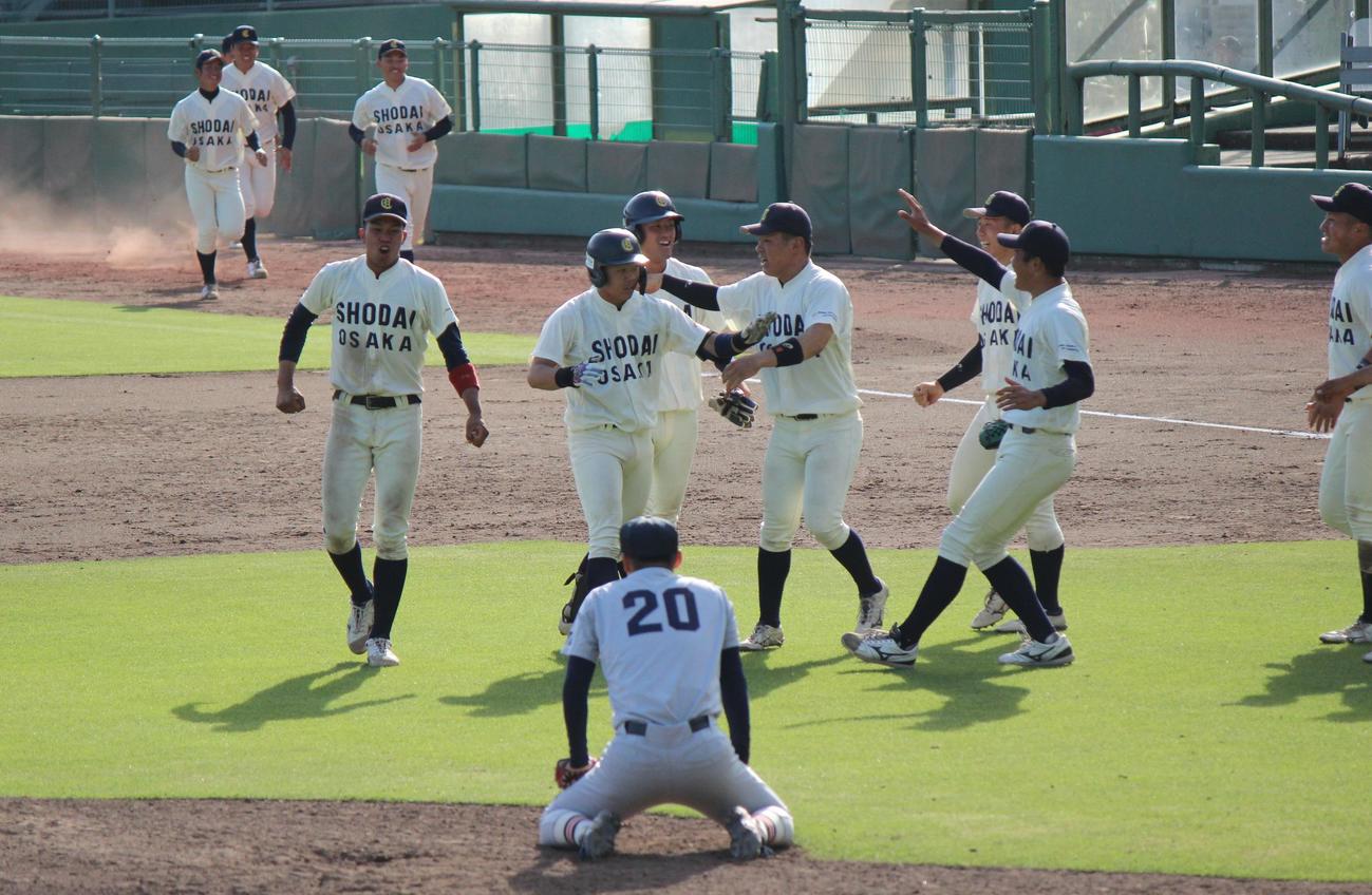 大商大対京産大　河西のサヨナラ打に歓喜する大商大ナイン　手前は京産大・池田（撮影・柏原誠）