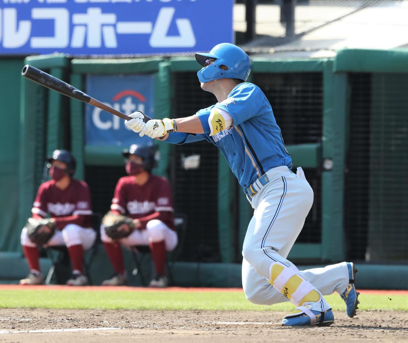 楽天対日本ハム　4回表日本ハム1死満塁、右犠飛を放つ江越（撮影・黒川智章）
