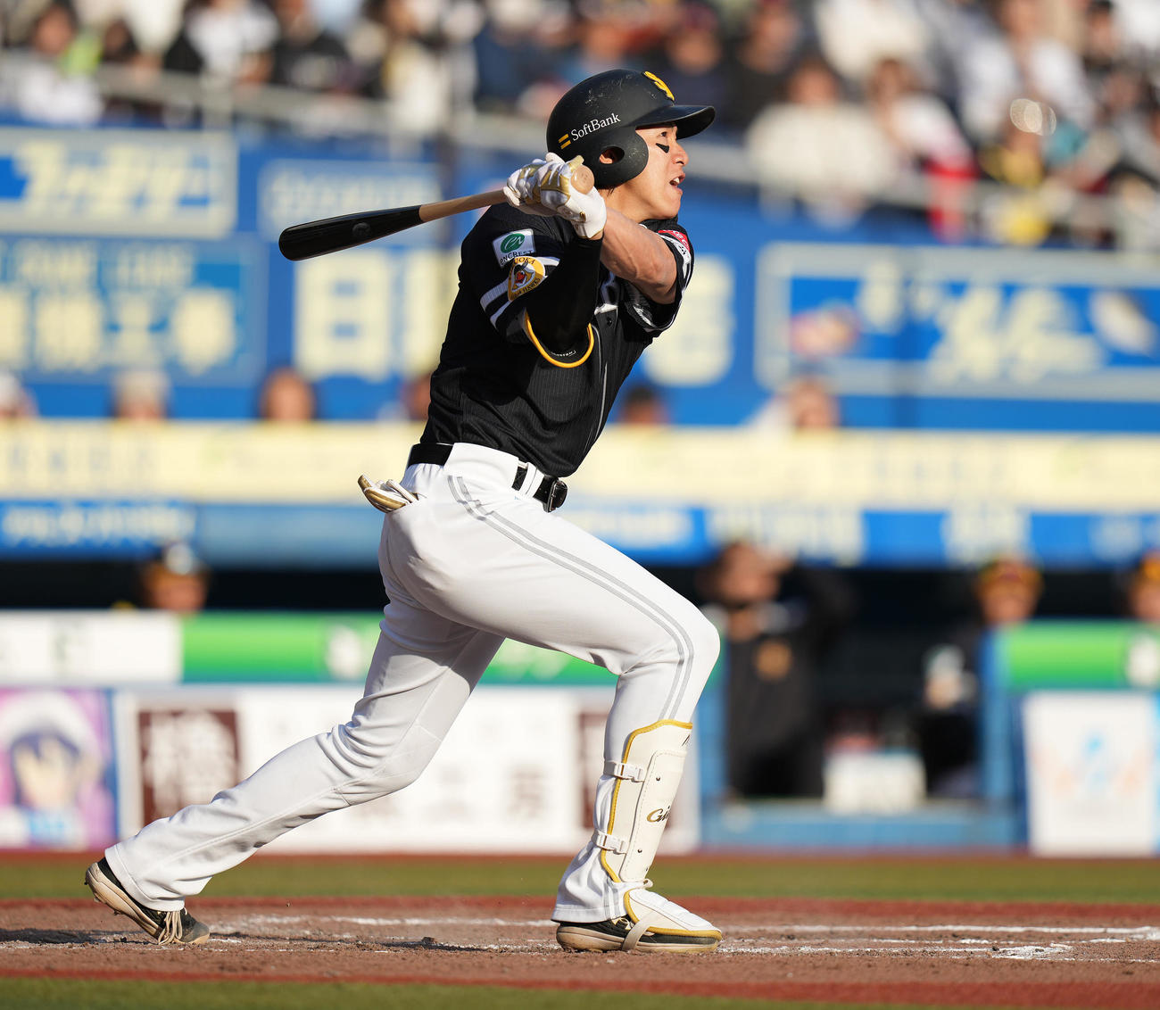 ロッテ対ソフトバンク　8回表ソフトバンク1死一塁、右越え2点本塁打を放つ柳田（撮影・鈴木みどり）