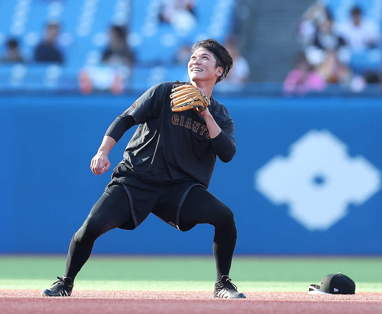 ヤクルト対巨人　試合前、前転からノックを受ける巨人坂本（撮影・河田真司）