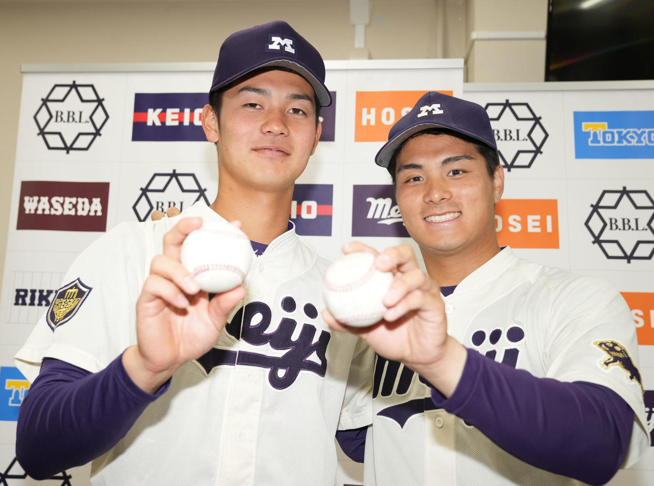 明大対慶大　大学本塁打1号のボールとウイニングボールを手に笑顔を見せる明大・内海（左）と先発蒔田（撮影・狩俣裕三）