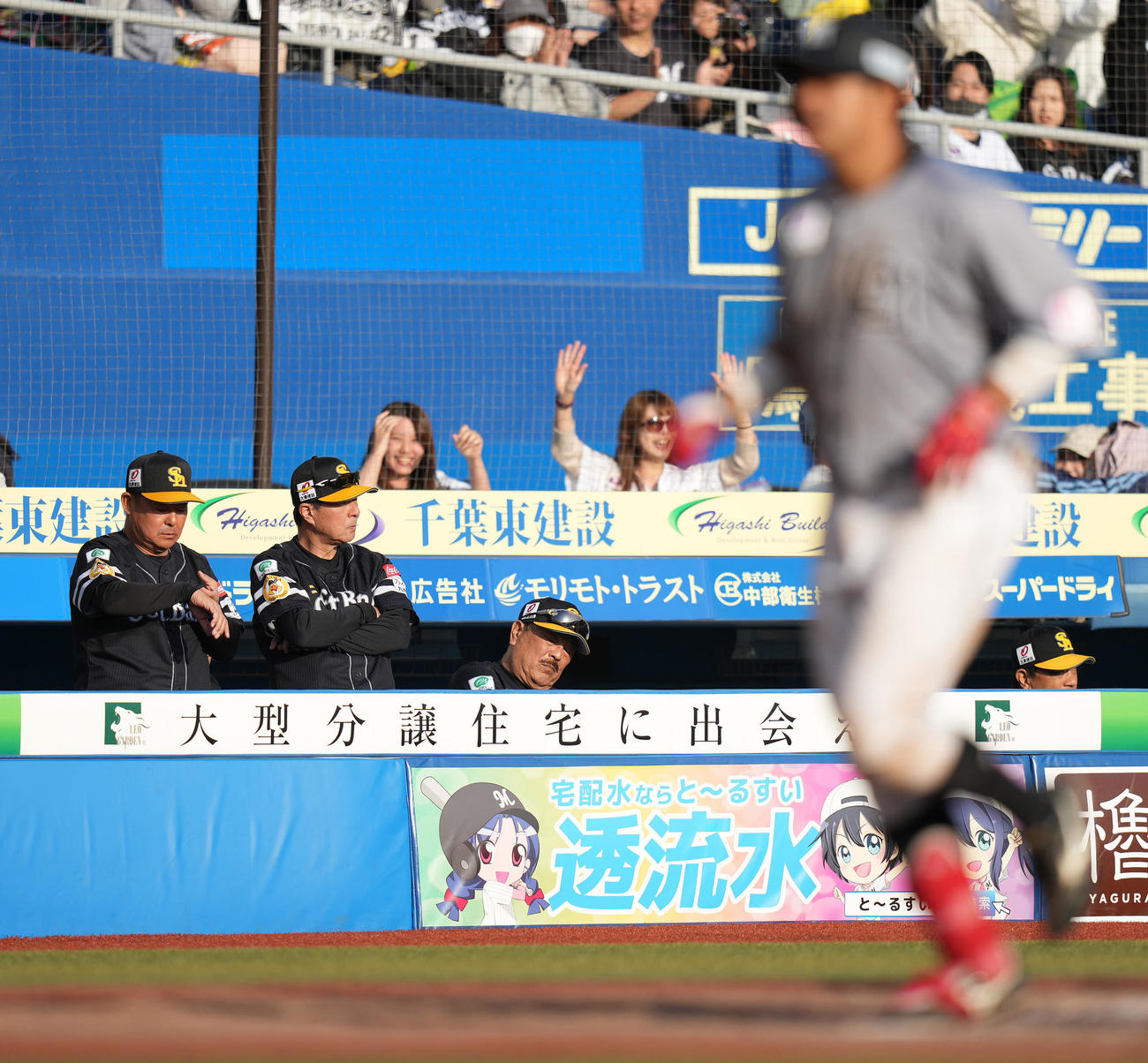 ロッテ対ソフトバンク　7回裏ロッテ1死一、二塁、佐藤都に右中間への3点本塁打を浴び、首をかしげる藤本監督（中央）（撮影・鈴木みどり）