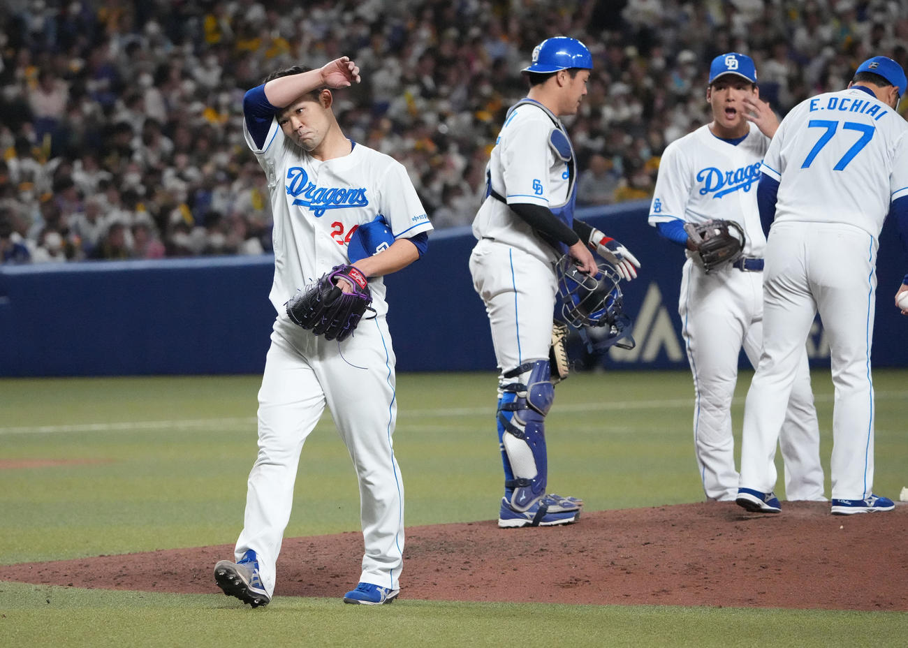 中日対阪神　7回表阪神1死一、二塁、マウンドを降りる福谷（左）（撮影・森本幸一）