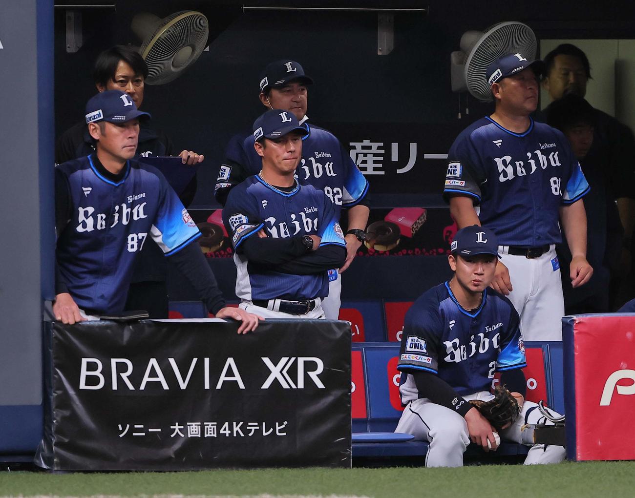 オリックス対西武　松井監督（中央）は6回に4点を奪われ厳しい表情を見せる（撮影・上田博志）