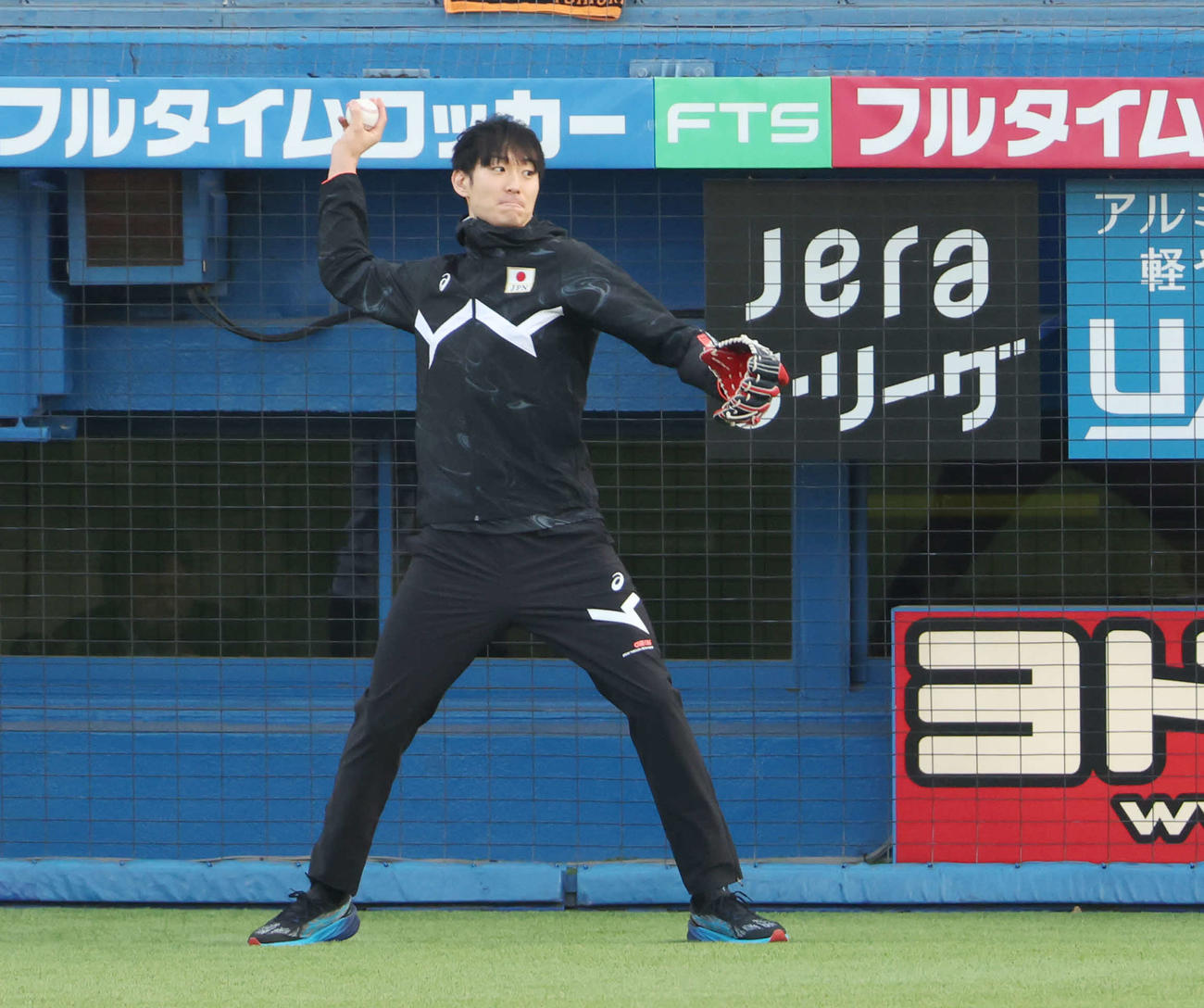 ヤクルト対巨人　始球式の練習をするバレーボール男子日本代表の柳田（撮影・宮地輝）
