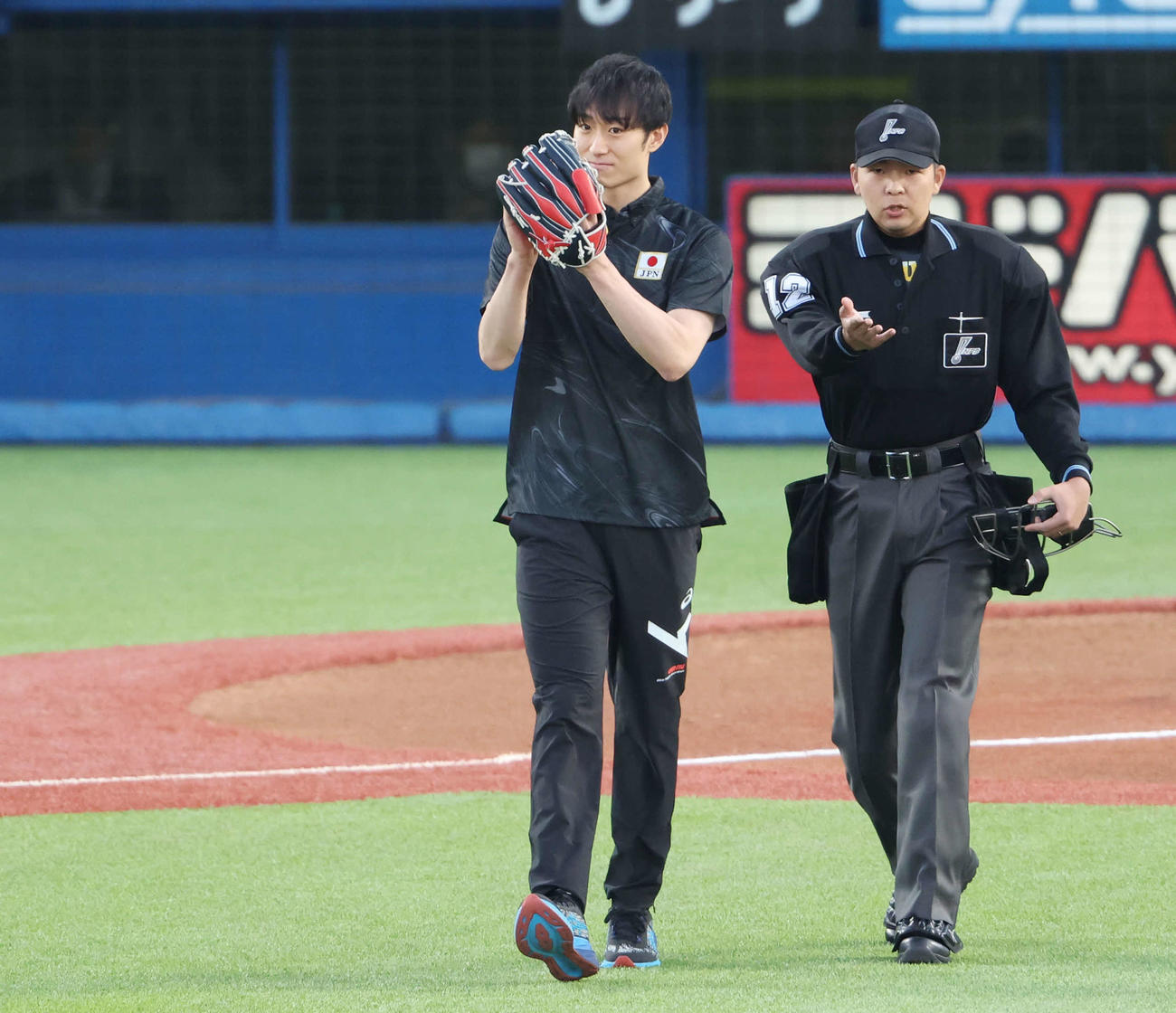 ヤクルト対巨人　始球式を務めるバレーボール男子日本代表の柳田（左）（撮影・宮地輝）