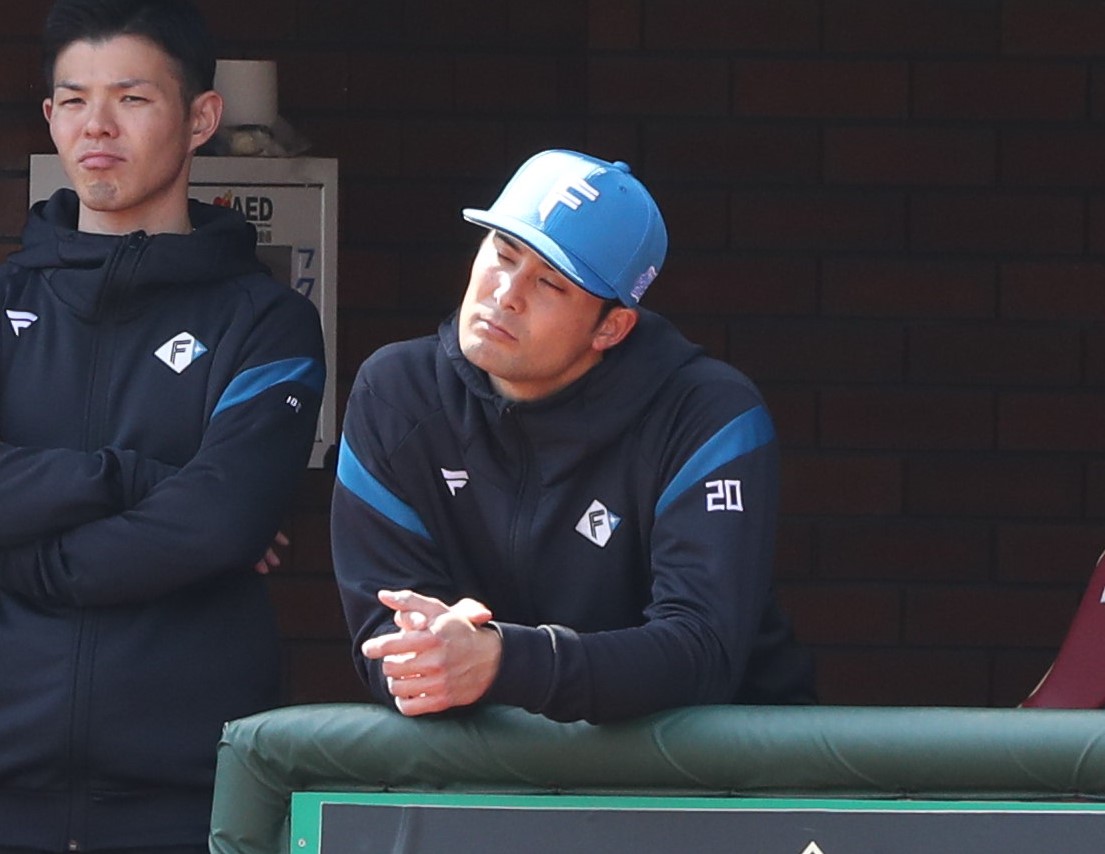 楽天対日本ハム　3回途中降板した上原はベンチで渋い表情（撮影・黒川智章）