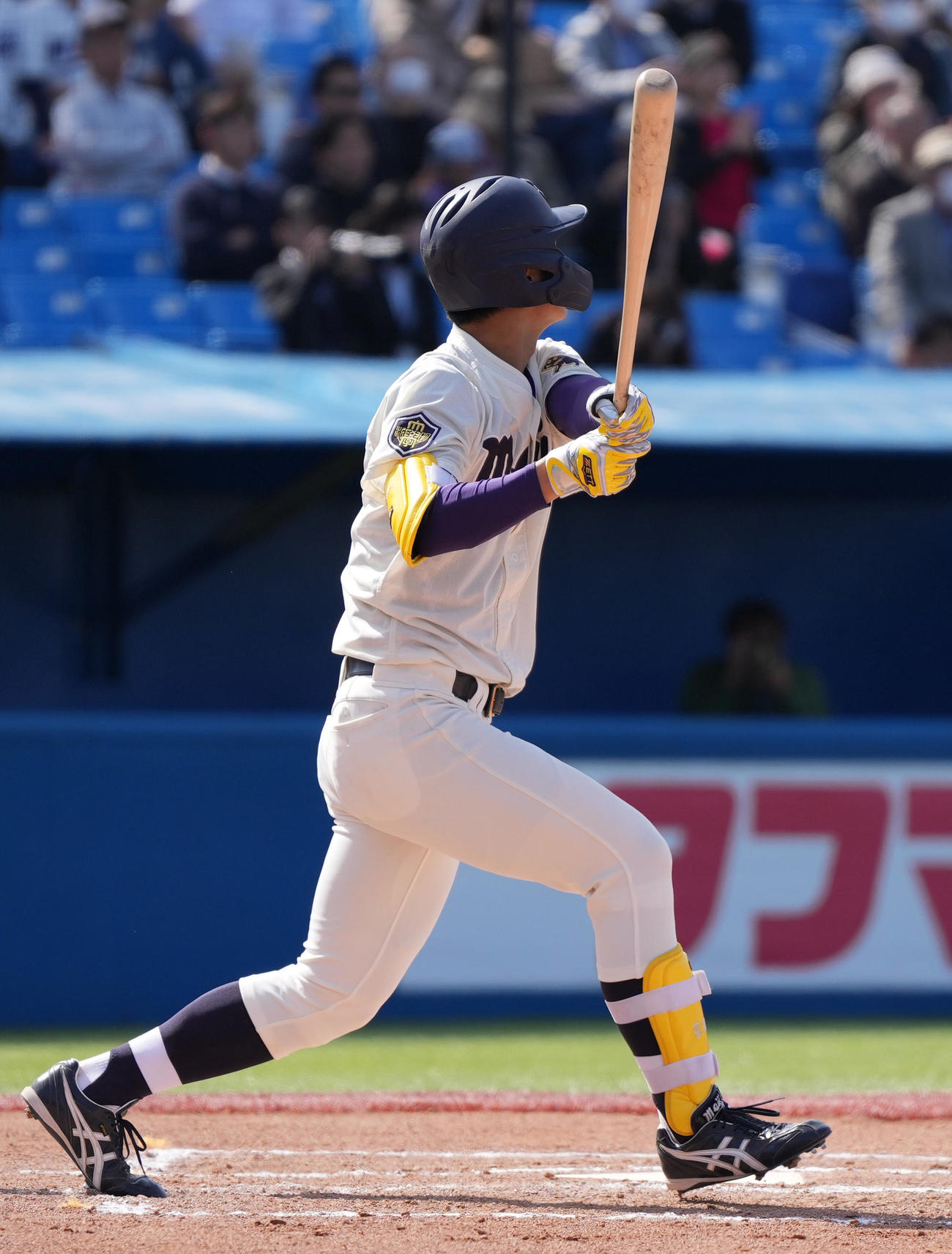 明大対慶大　6回表明大1死三塁、2点本塁打を放つ明大・内海（撮影・狩俣裕三）