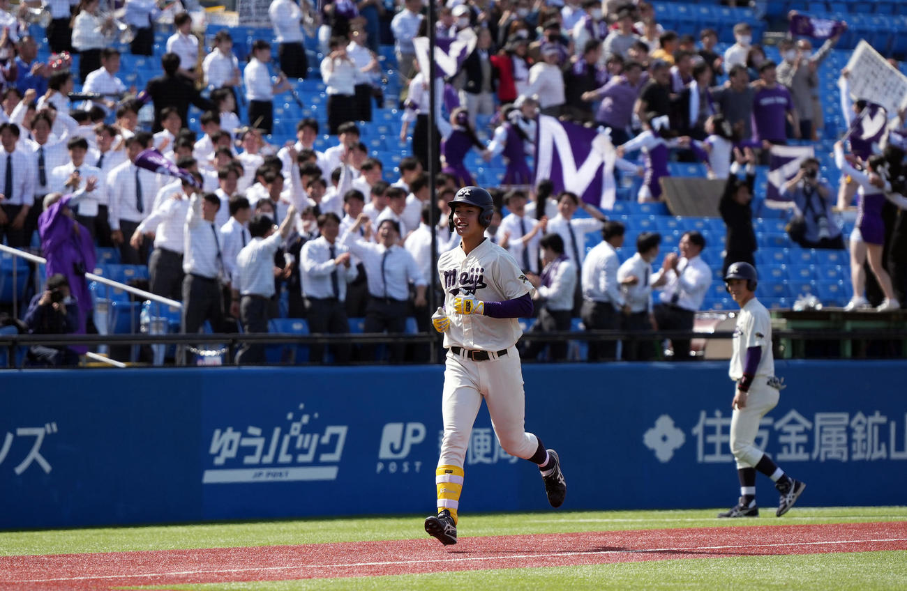 明大対慶大　6回表明大1死三塁、2点本塁打を放つ明大・内海（撮影・狩俣裕三）