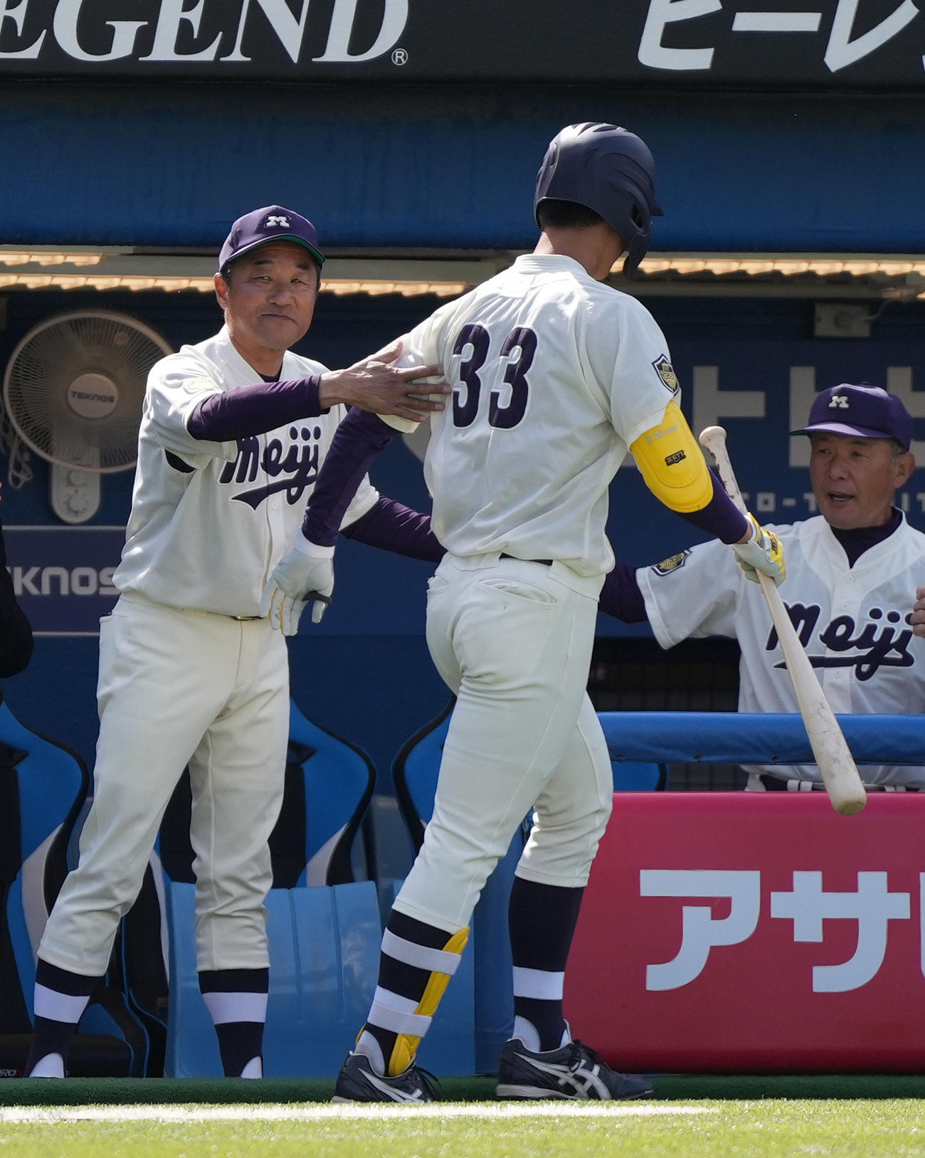 明大対慶大　6回表明大1死三塁、2点本塁打を放った明大・内海（右）を迎える田中監督（撮影・狩俣裕三）