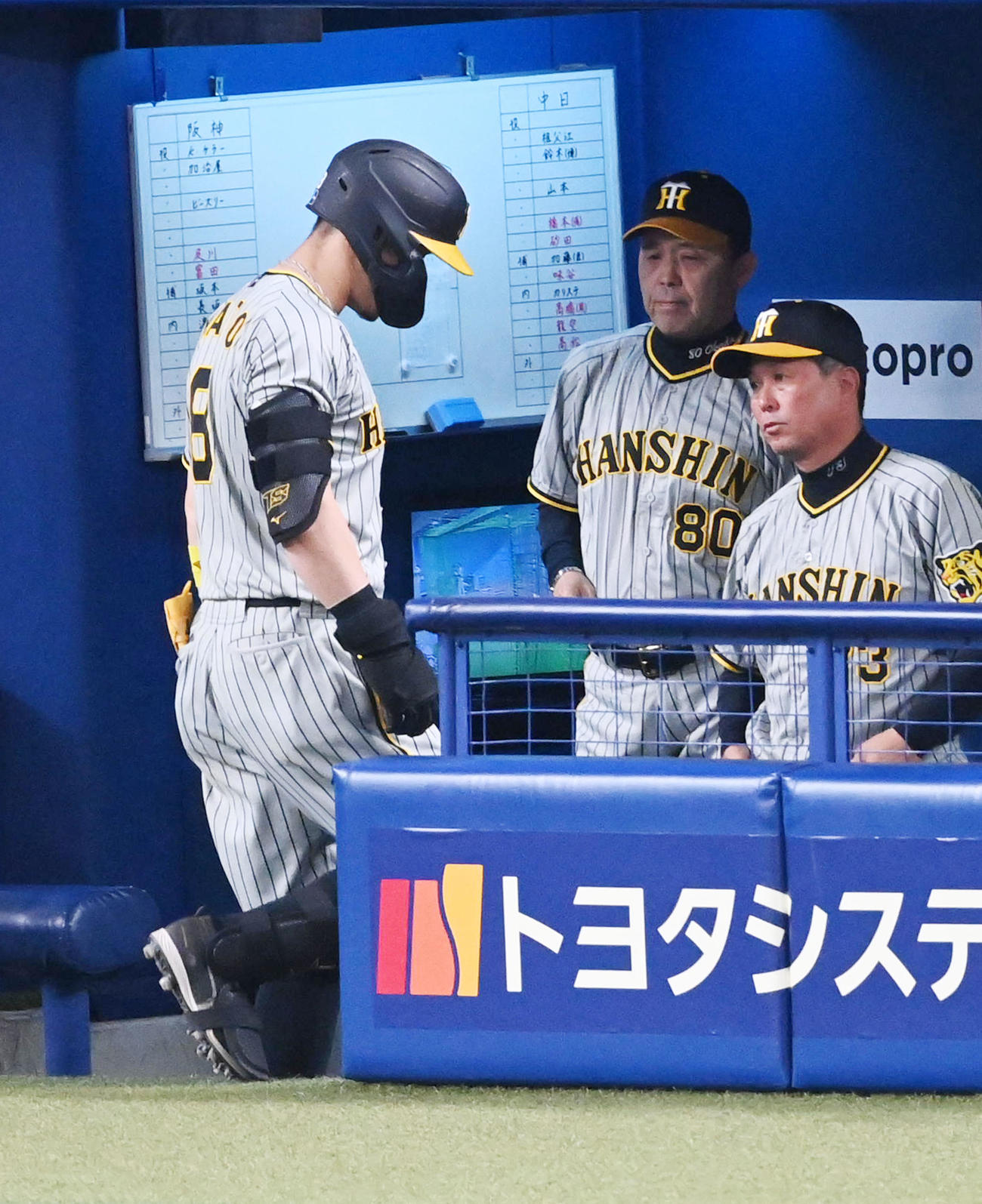 中日対阪神　9回表阪神無死一塁、佐藤輝（左）が右飛に倒れ厳しい表情を見せる岡田監督（撮影・前岡正明）