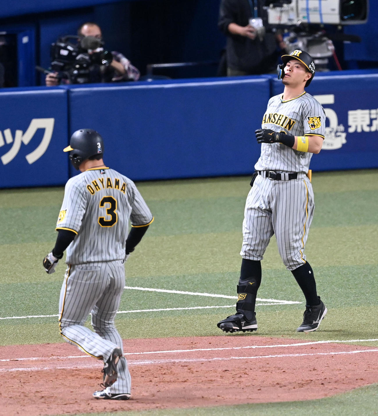中日対阪神　9回表阪神無死一塁、佐藤輝（右）は右飛に倒れる。左は大山（撮影・前岡正明）