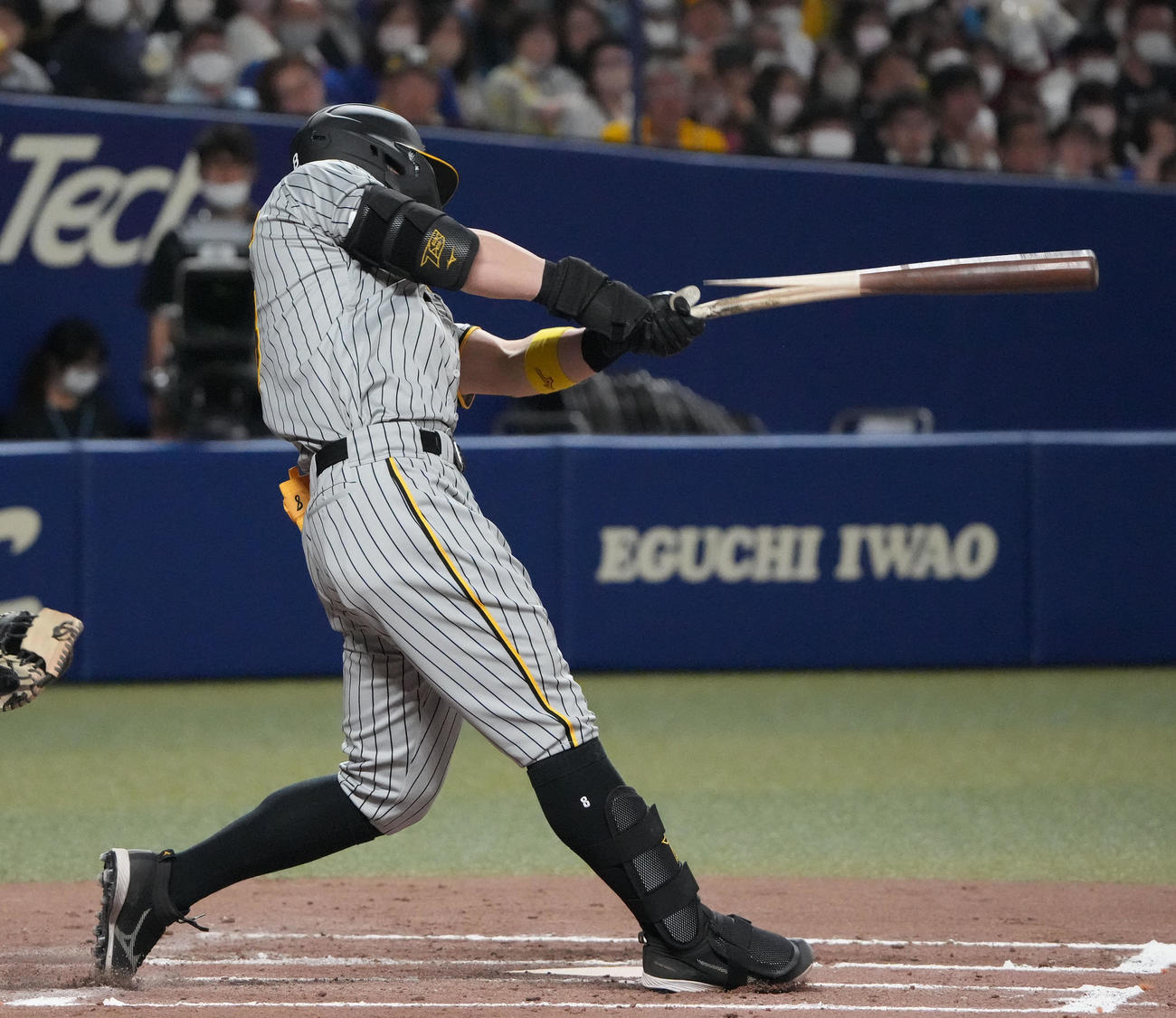 中日対阪神　7回表阪神1死一塁、中前安打を放つ佐藤輝（撮影・森本幸一）