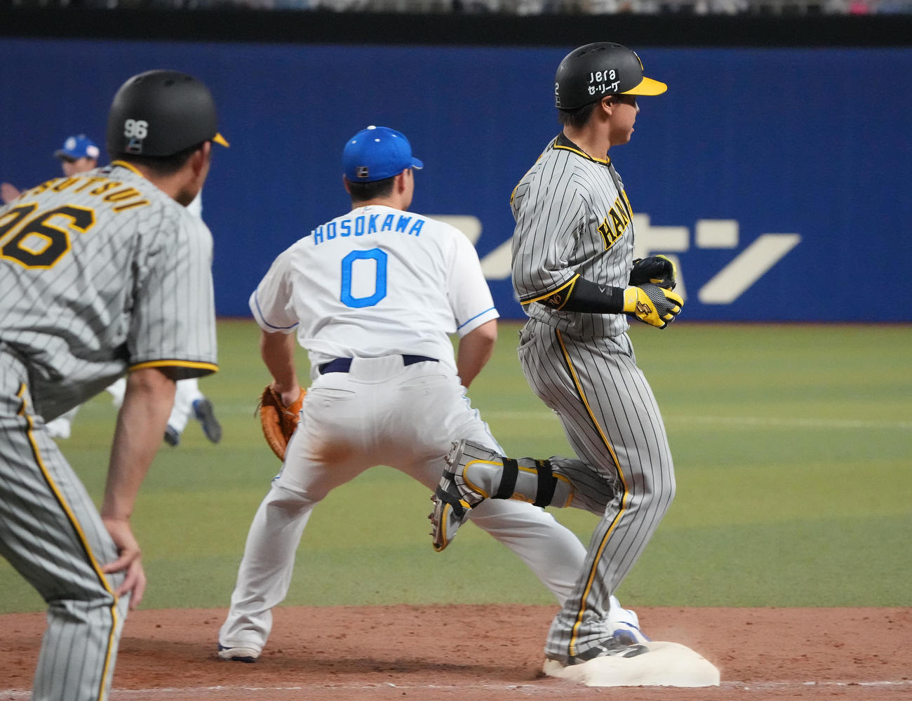 中日対阪神　9回表阪神1死一、二塁、二ゴロ併殺打に倒れる梅野（右）（撮影・森本幸一）