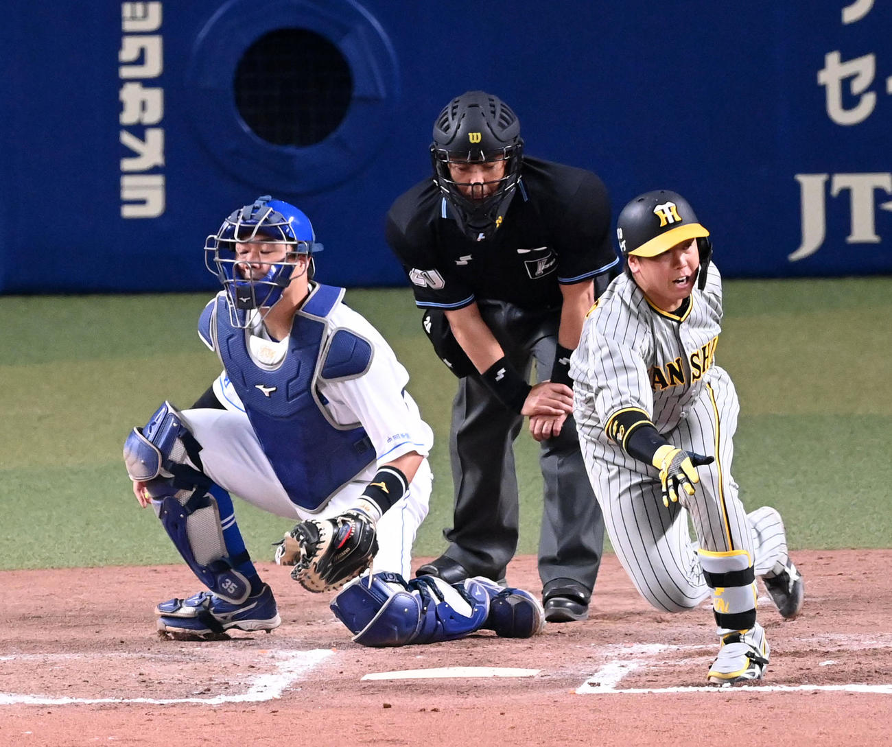 中日対阪神　7回表阪神2死二、三塁、梅野は空振り三振に倒れる（撮影・前岡正明）