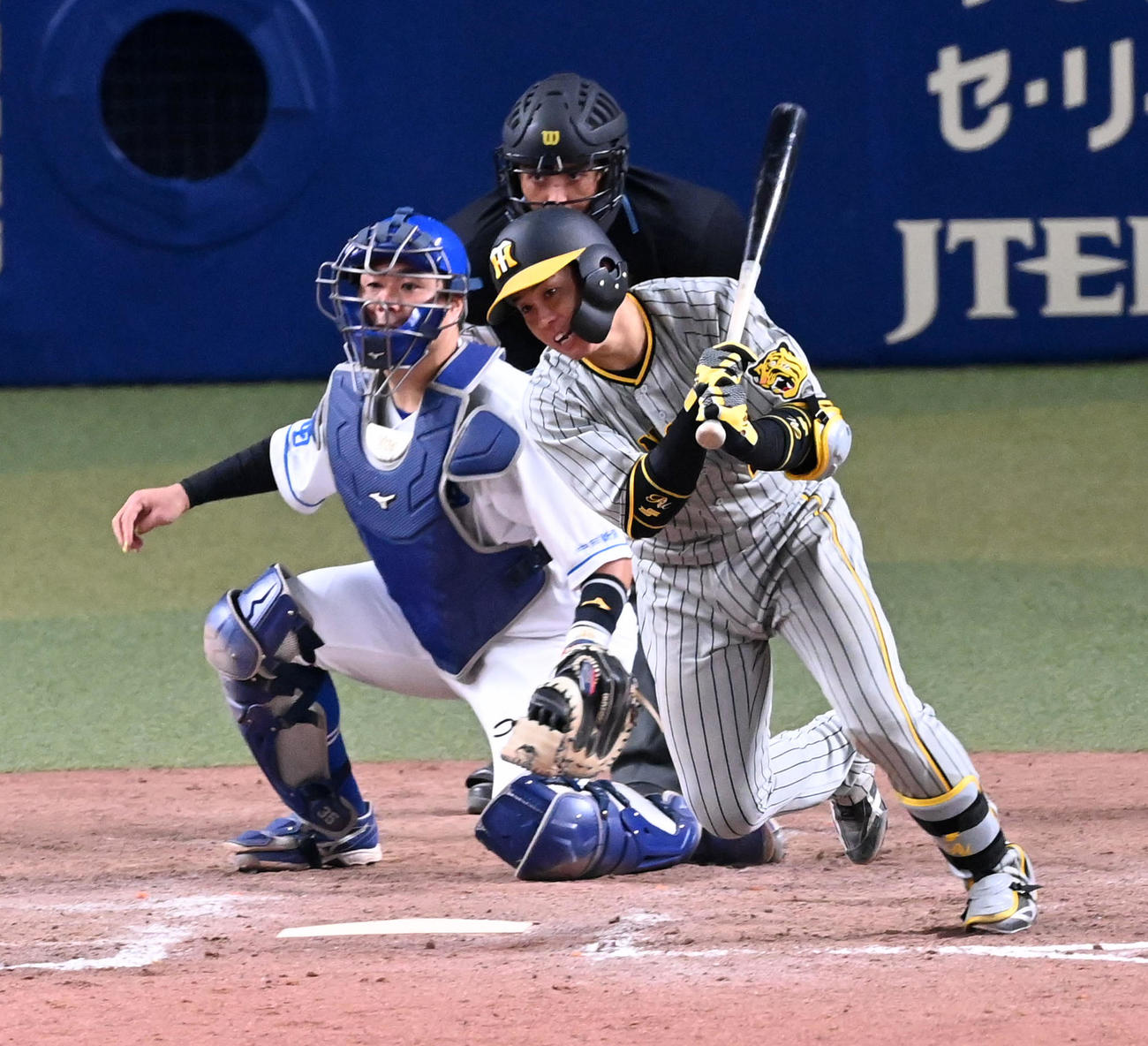 中日対阪神　9回表阪神1死一、二塁、梅野は二塁ゴロ併殺に倒れる（撮影・前岡正明）