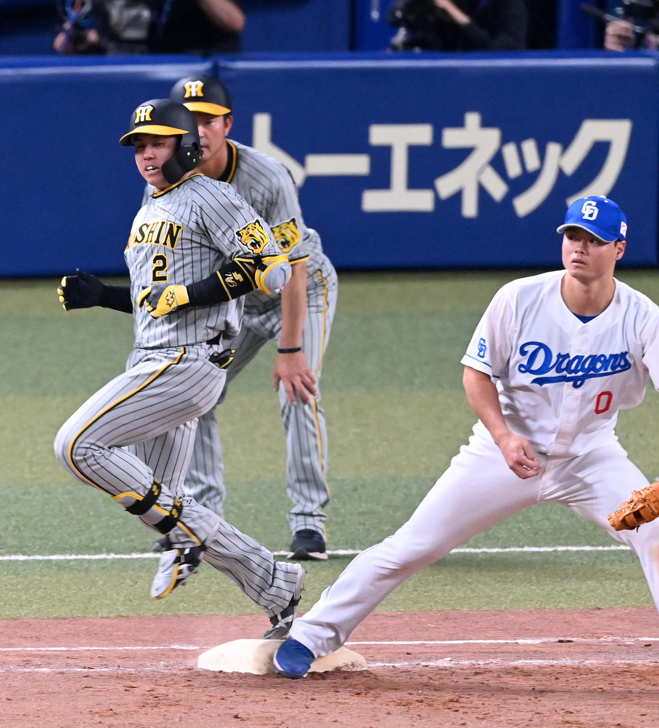 中日対阪神　9回表阪神1死一、二塁、梅野は二塁ゴロ併殺に倒れる。野手細川（撮影・前岡正明）