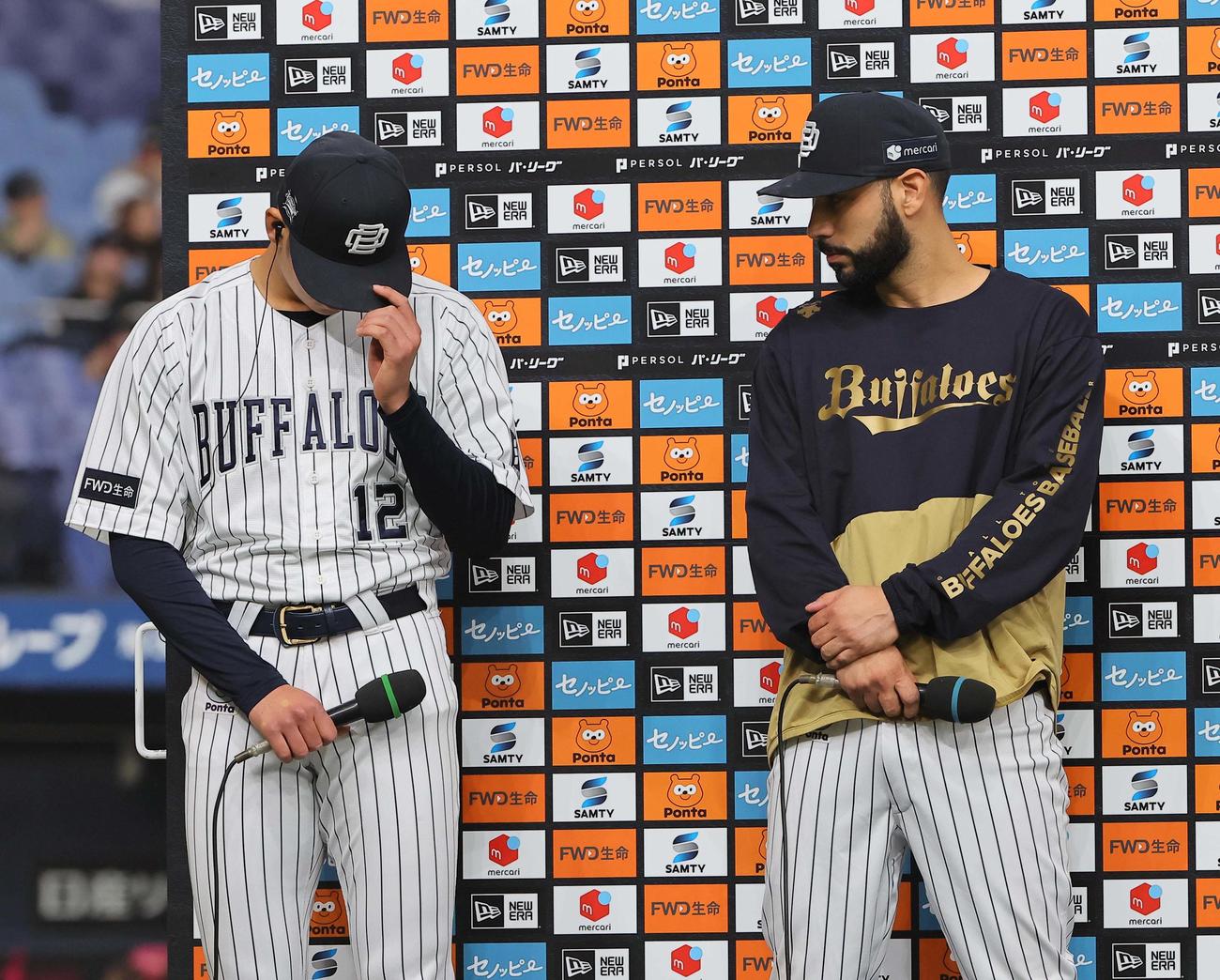 オリックス対西武　自身の投球をメジャー級と評したゴンザレス（右）に感謝する山下（撮影・上田博志）