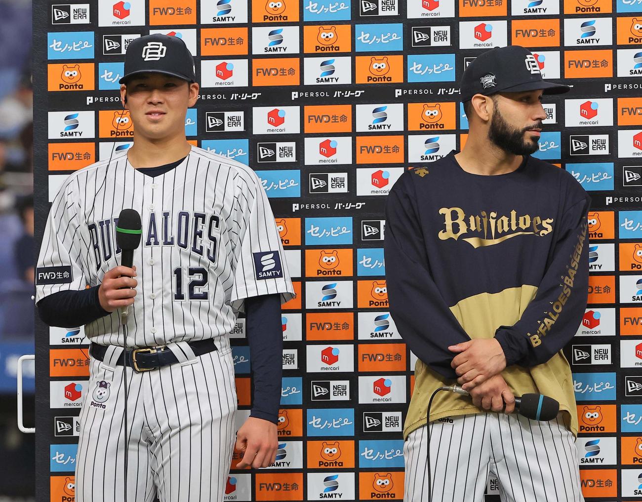 オリックス対西武　ハニカミながらヒーローインタビューを受ける山下。右はゴンザレス（撮影・上田博志）