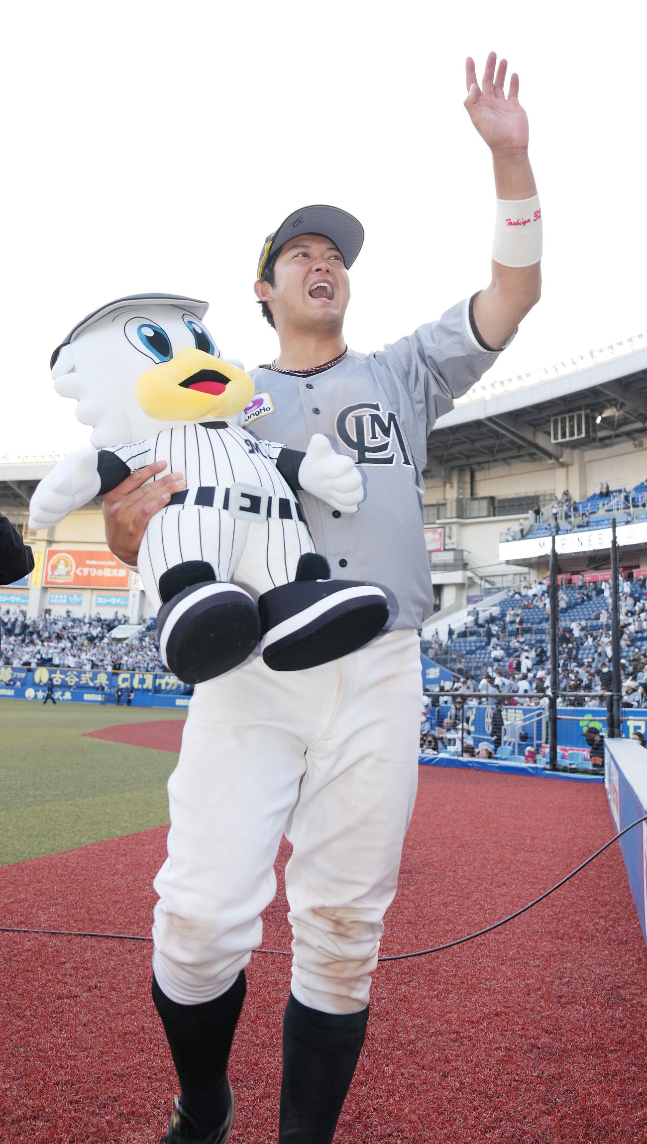 ロッテ対ソフトバンク　単独首位になり、ファンの声援に応えるロッテ佐藤都（撮影・鈴木みどり）