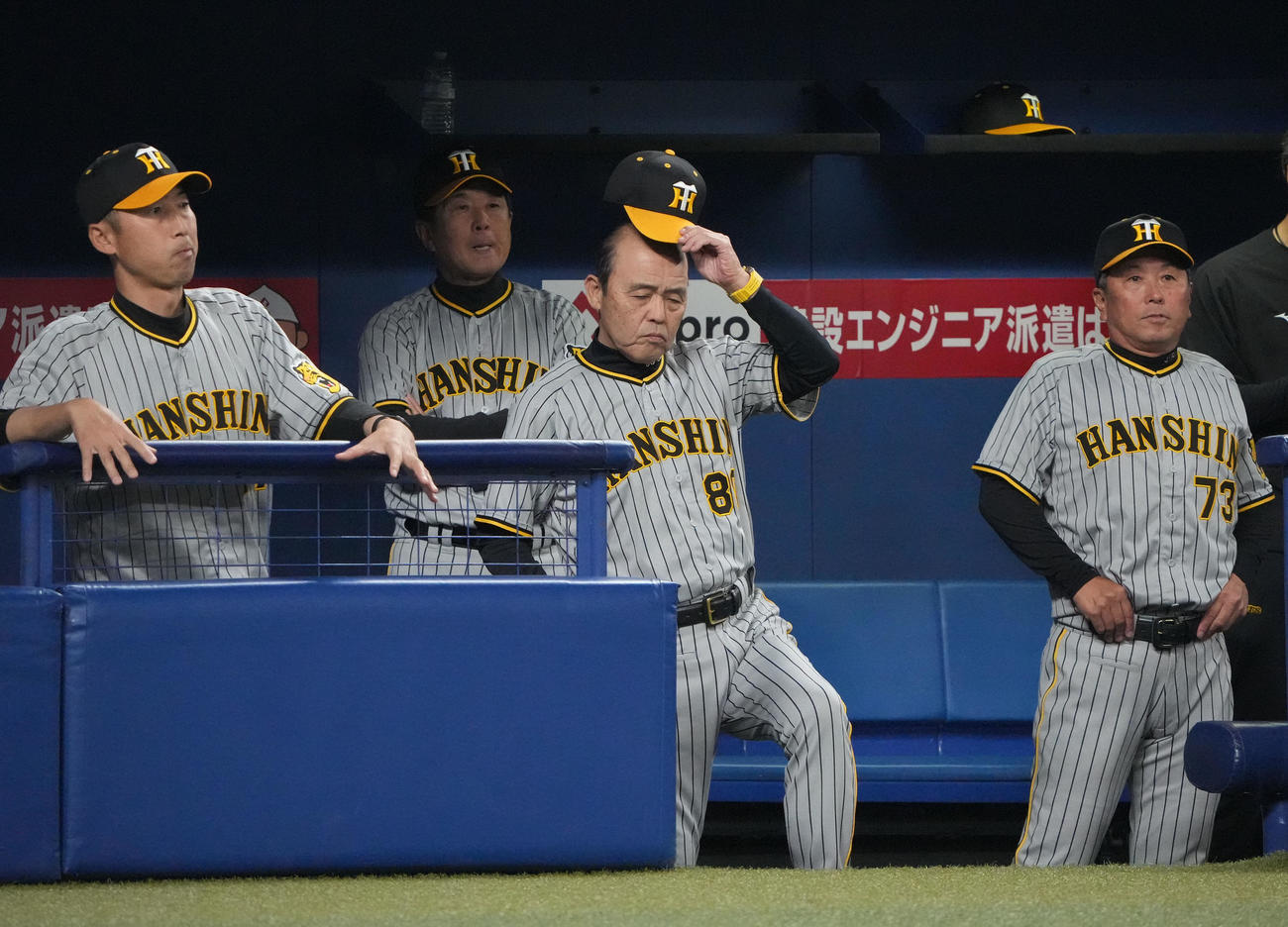 中日対阪神　8回表阪神1死一塁、選手交代を告げる岡田監督（右から2人目）（撮影・森本幸一）