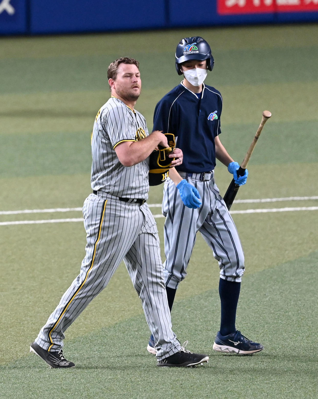 8回表阪神2死一、二塁、ノイジーは遊ゴロに倒れる（撮影・前岡正明）