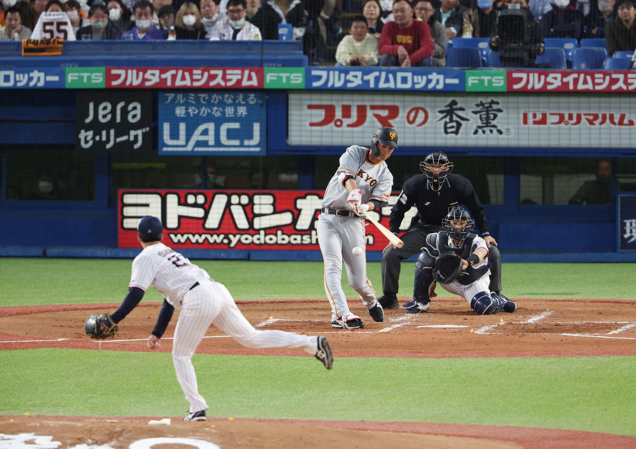 ヤクルト対巨人　2回表巨人2死二塁、右へ適時打を放つ秋広。投手吉村（撮影・宮地輝）