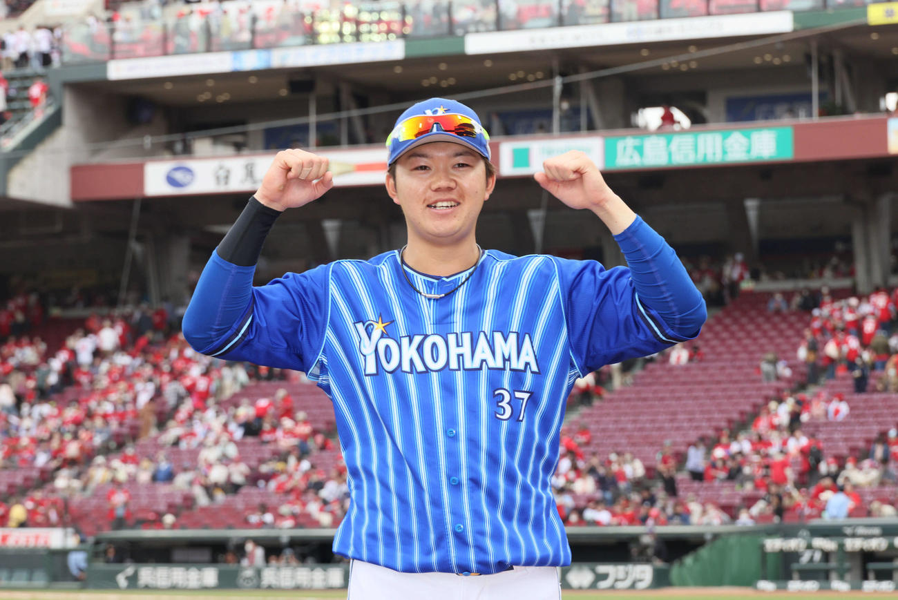 広島対DeNA　勝ち越し打の楠本はポーズを決める（撮影・加藤孝規）
