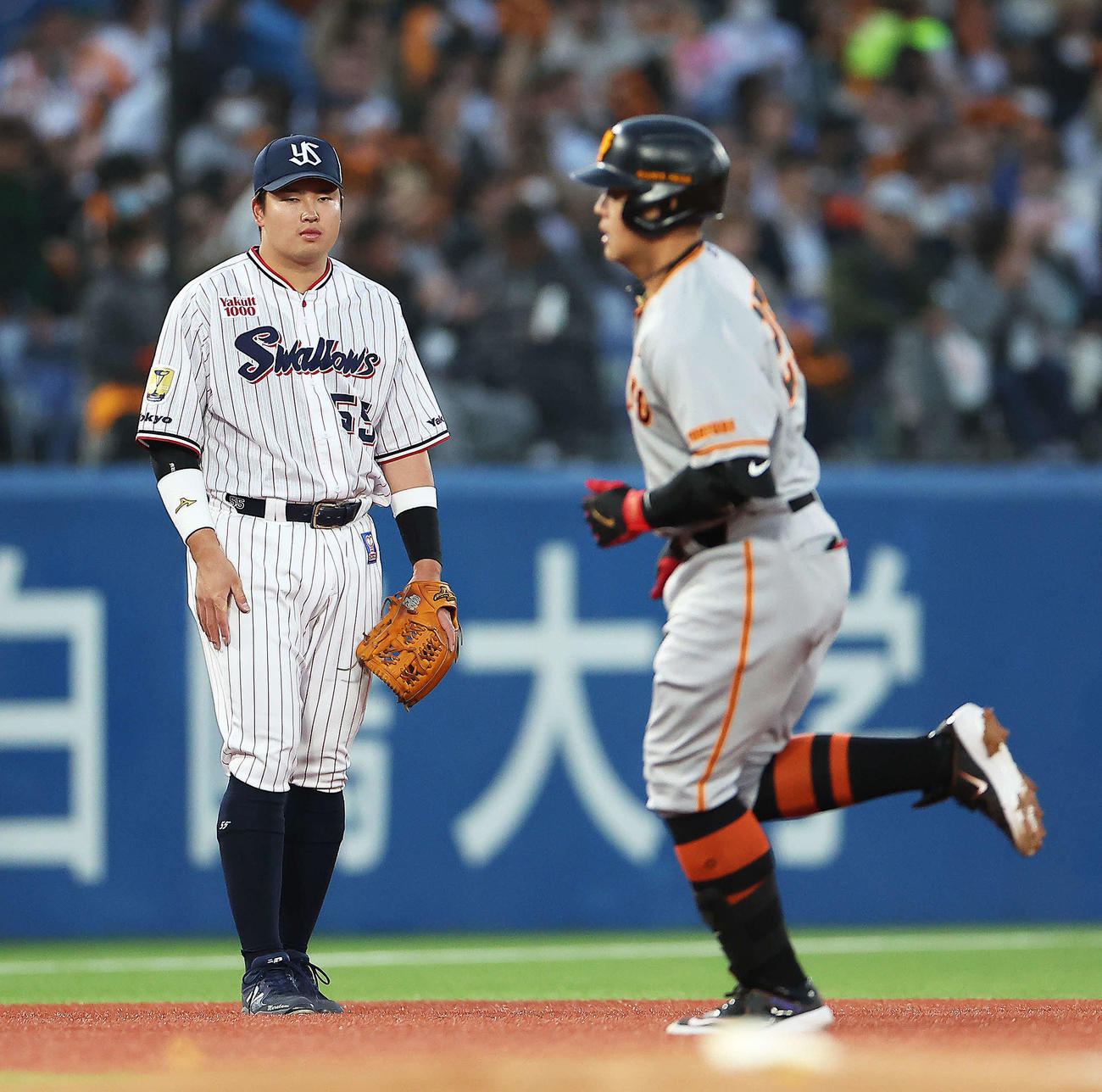ヤクルト対巨人　2回表巨人無死、先制本塁打を放ちダイヤモンドを回る岡本和（中央）を見つめる村上（撮影・河田真司）