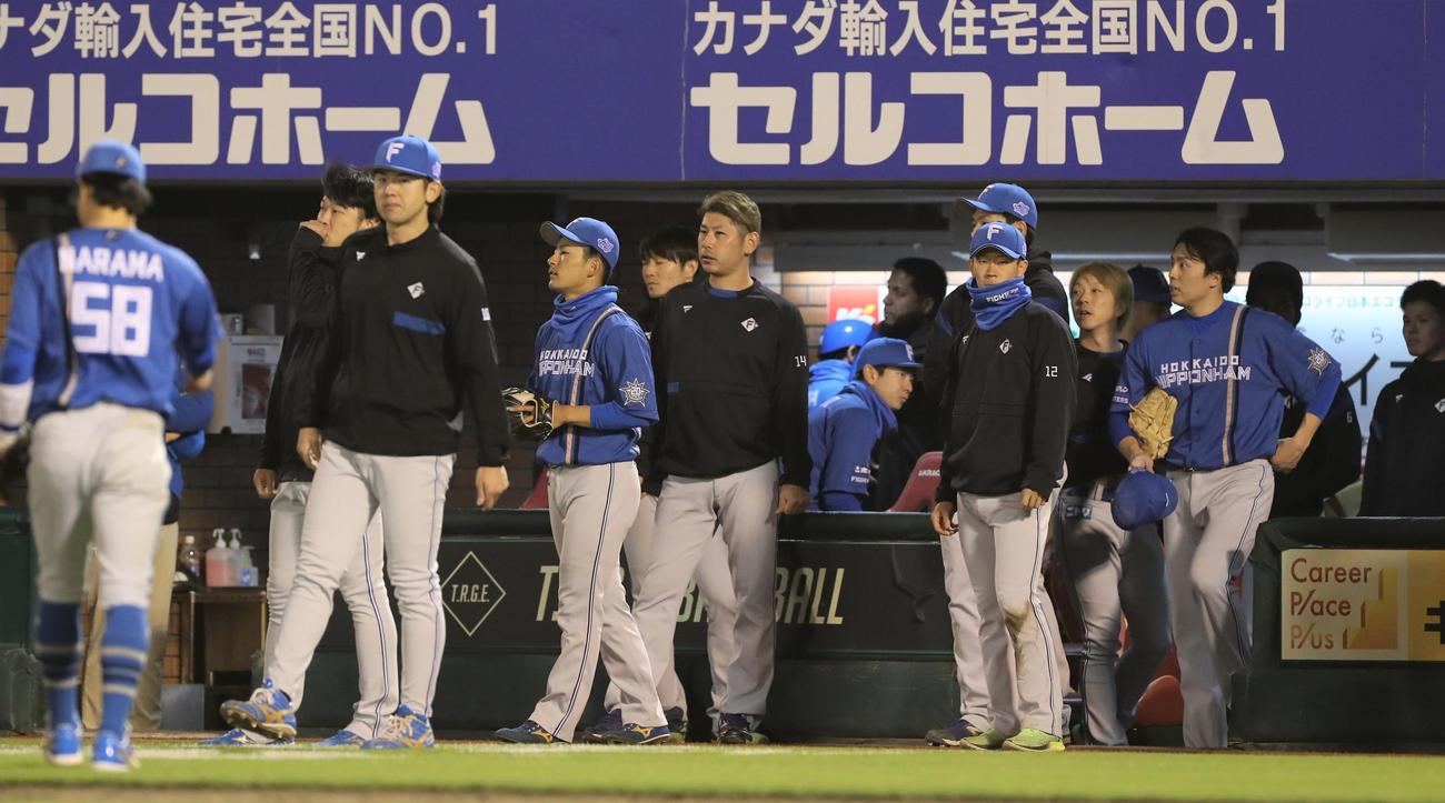 楽天対日本ハム　サヨナラ負けし肩を落とす日本ハムナイン。右端は田中正（撮影・黒川智章）