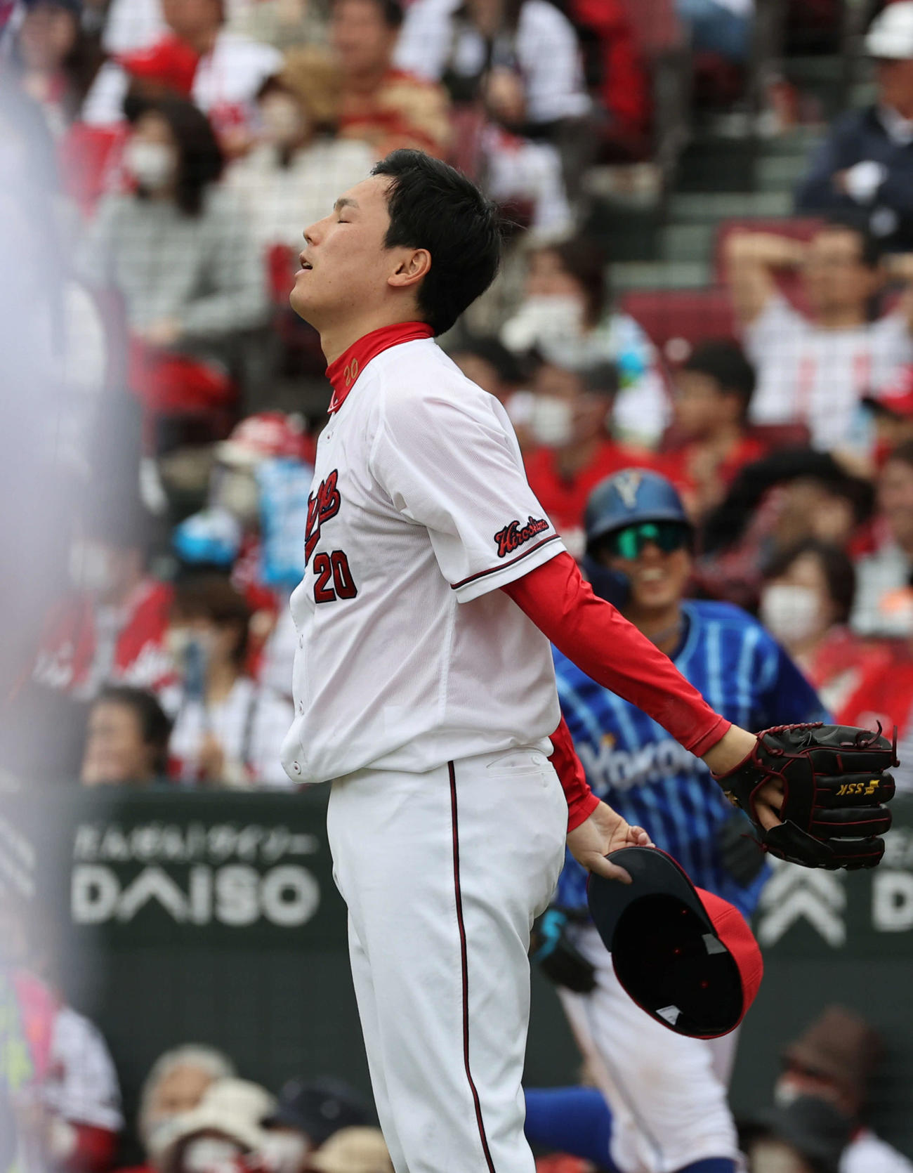 広島対DeNA 9回表DeNA2死一、二塁、代打楠本に勝ち越し適時打を浴び天を仰ぐ栗林（撮影・加藤孝規）