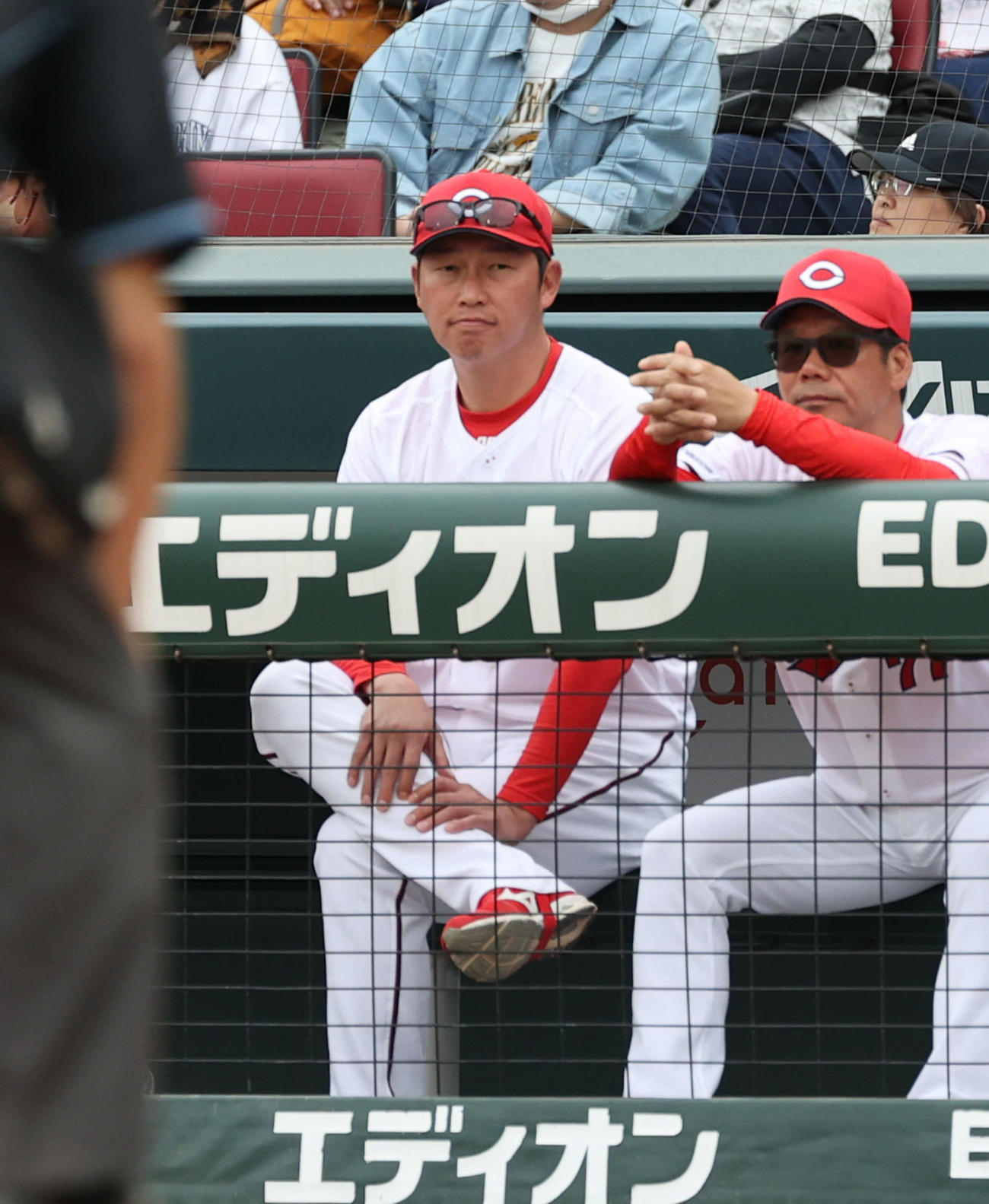 広島対DeNA 9回表DeNA2死一、二塁、代打の楠本泰史が勝ち越し打。抑えの栗林を投入も勝ち越されてしまった新井監督（中央）（撮影・加藤孝規）