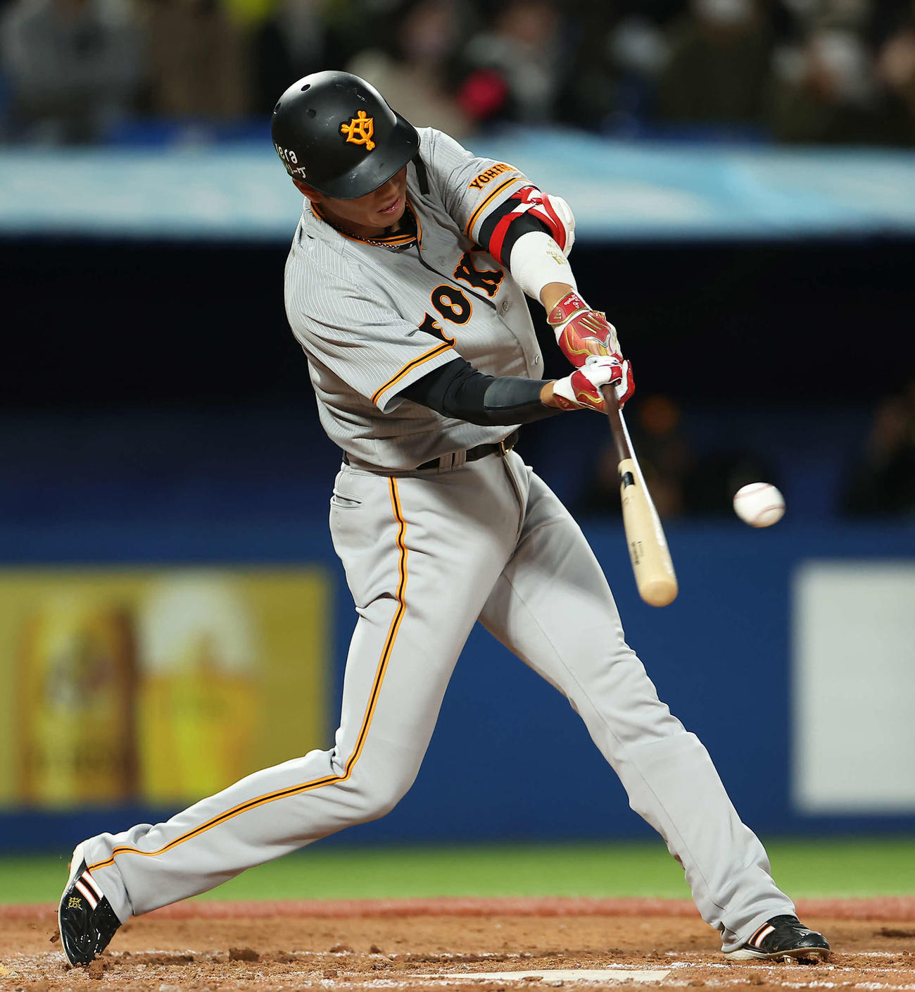 ヤクルト対巨人　4回表巨人2死、中前打を放つ坂本（撮影・河田真司）