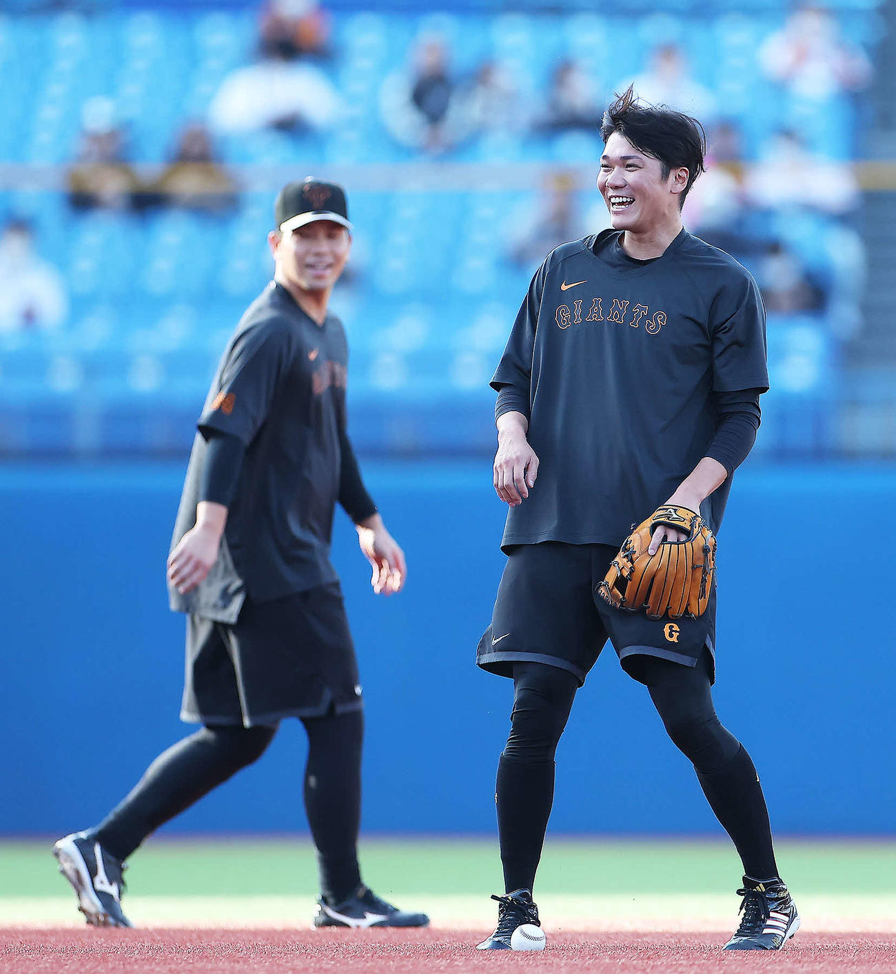ヤクルト対巨人　試合前、笑顔を見せる巨人坂本。後方は大城卓（撮影・河田真司）