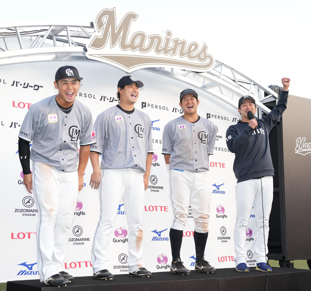 ロッテ対ソフトバンク　お立ち台でロッテ種市（右）のかけ声に爆笑する、左から平沢、藤岡、佐藤都（撮影・鈴木みどり）