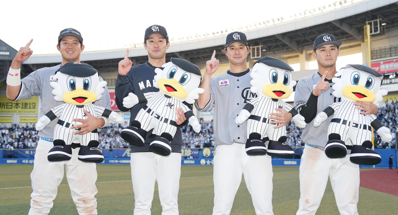 ロッテ対ソフトバンク　単独首位になり、指で1を作るロッテの、左から佐藤都、種市、藤岡、平沢（撮影・鈴木みどり）