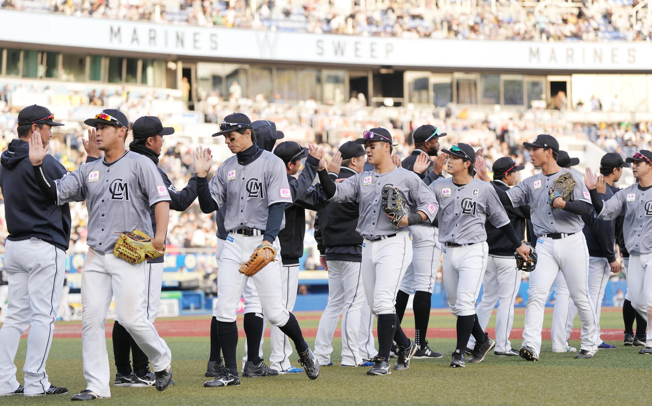 ロッテ対ソフトバンク　単独首位になり、タッチを交わすロッテナイン（撮影・鈴木みどり）