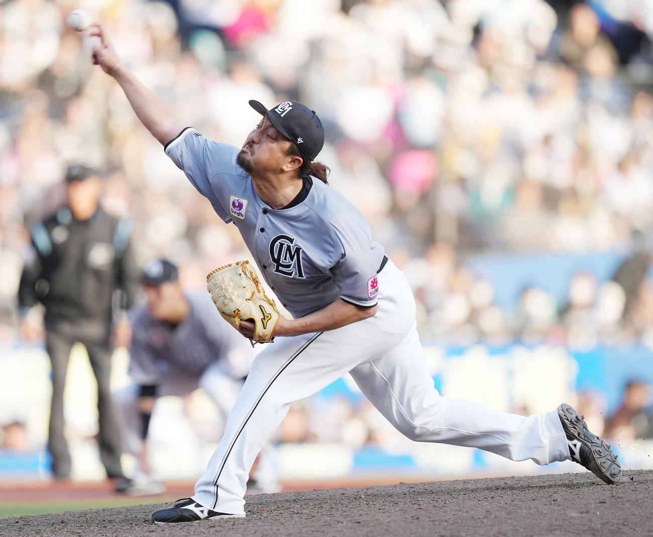 ロッテ対ソフトバンク　9回表から6番手で登板したロッテ沢村（撮影・鈴木みどり）