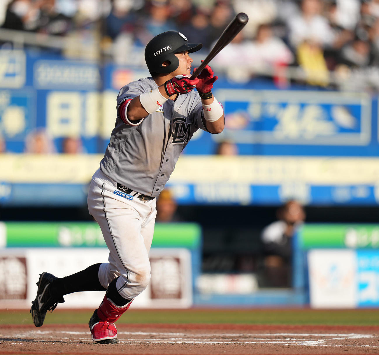 ロッテ対ソフトバンク　7回裏ロッテ1死一、二塁、右中間に3点本塁打を放つ佐藤都（撮影・鈴木みどり）