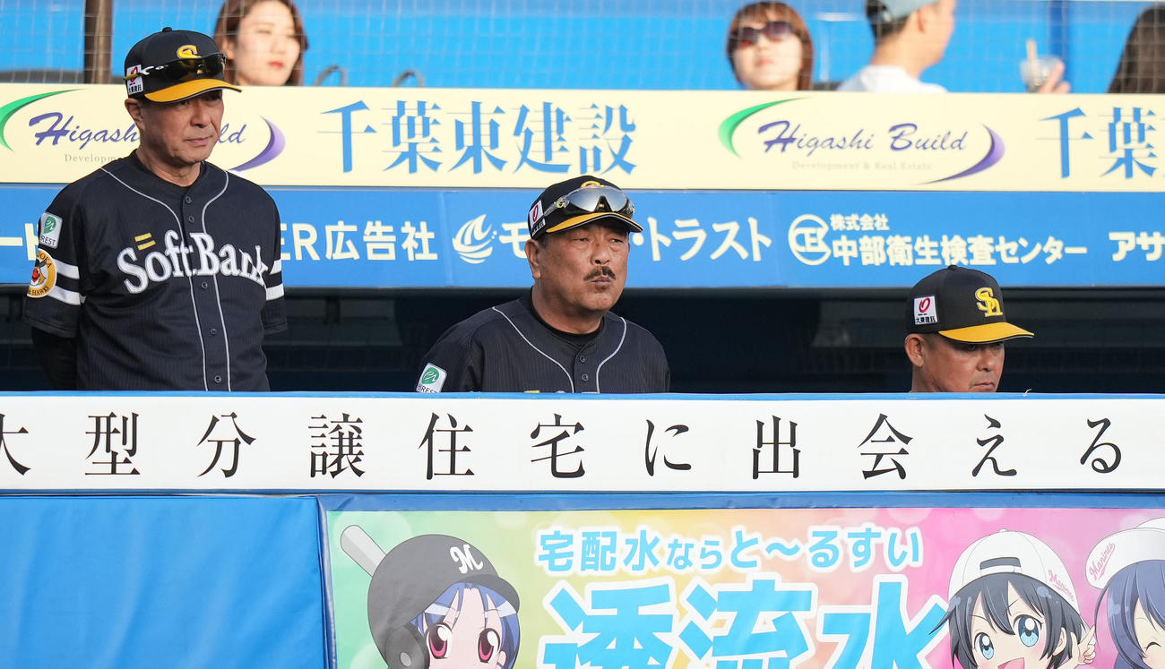 ロッテ対ソフトバンク　ベンチで浮かない表情のソフトバンク藤本監督（中央）（撮影・鈴木みどり）