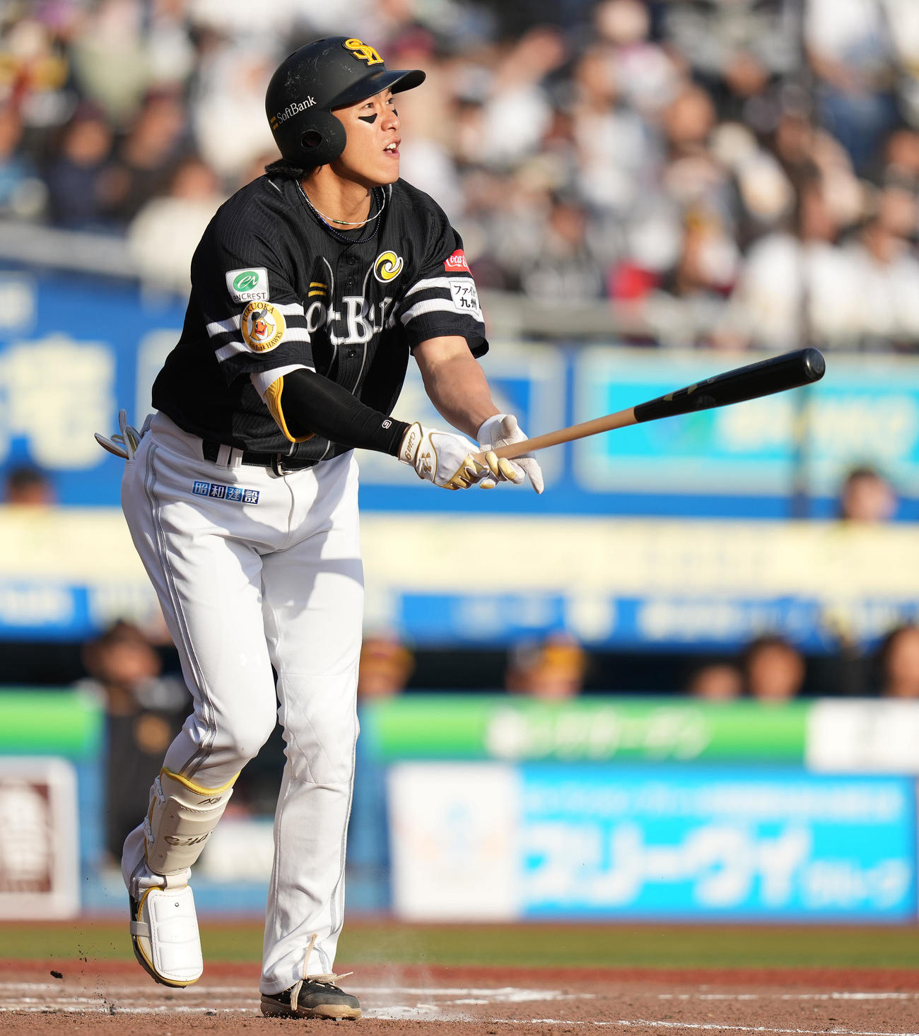 ロッテ対ソフトバンク　8回表ソフトバンク1死一塁、右越え2点本塁打を放つ柳田（撮影・鈴木みどり）