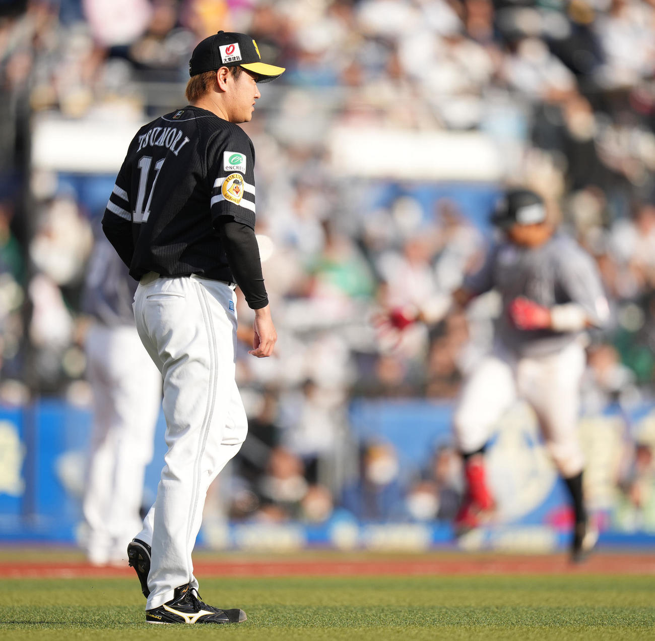 ロッテ対ソフトバンク　7回裏ロッテ1死一、二塁、佐藤都に右中間への3点本塁打を浴び、ぼうぜんとする津森（撮影・鈴木みどり）