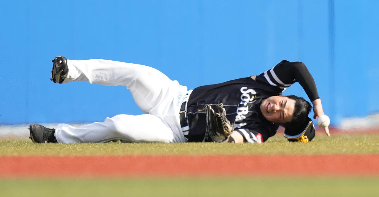 ロッテ対ソフトバンク　6回裏ロッテ無死、佐藤都の打球にダイビングキャッチを試みるも落球し、二塁打を許す左翼手近藤（撮影・鈴木みどり）