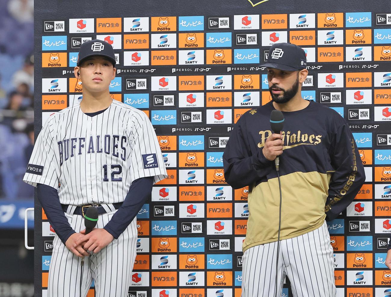 オリックス対西武　ゴンザレス（右）はヒーローインタビューで山下の投球をメジャー級と評価した（撮影・上田博志）