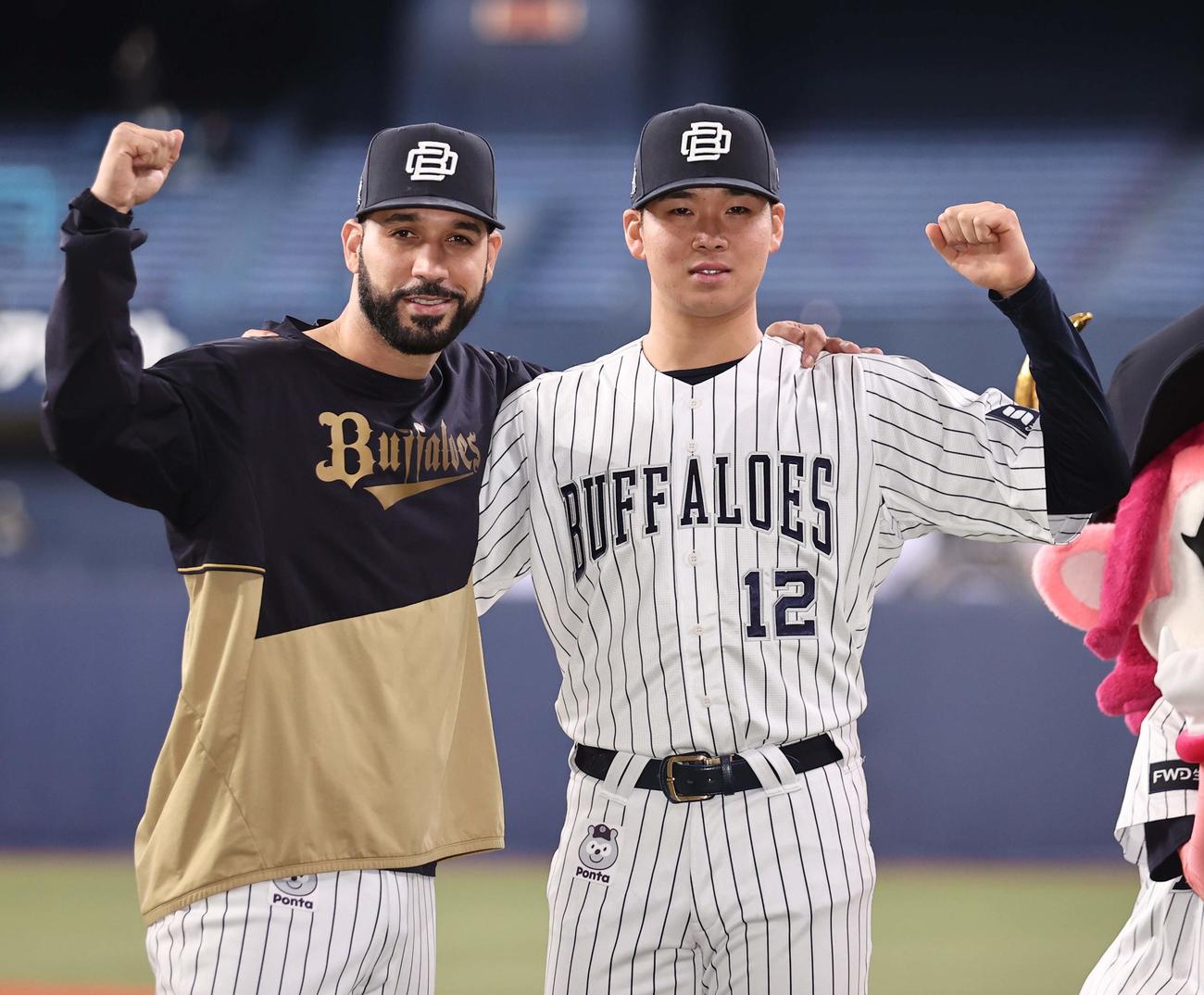 オリックス対西武　先制本塁打のゴンザレス（左）とガッツポーズをするオリックス山下（撮影・上田博志）