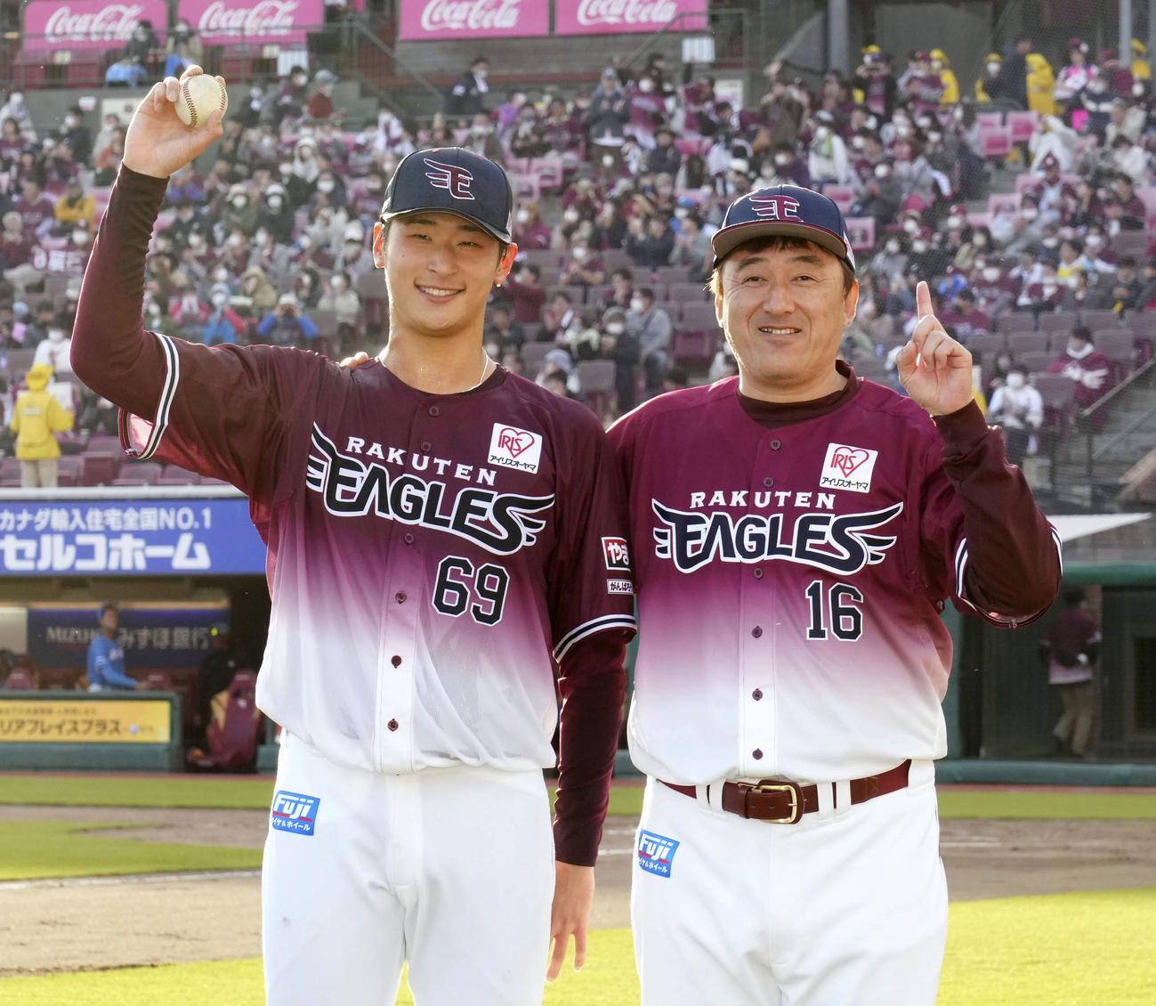 プロ初勝利を挙げ、石井監督（右）とポーズをとる楽天内（共同）